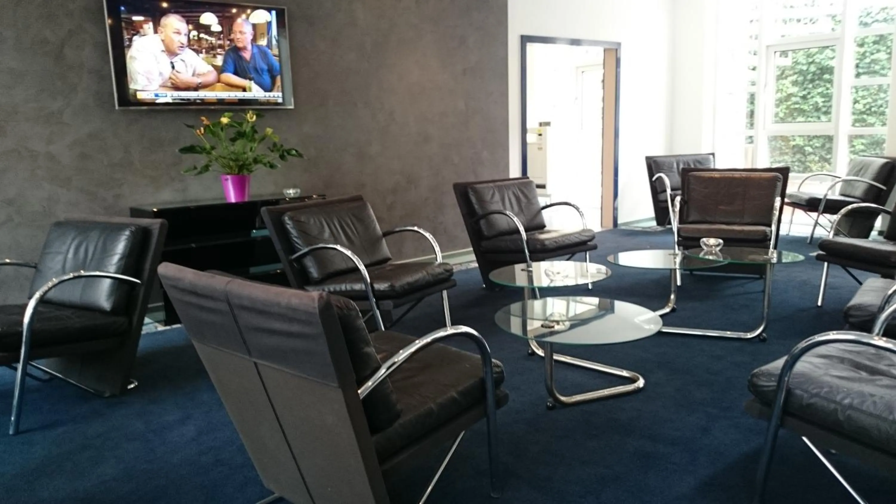 Communal lounge/ TV room in Hotel Alexander