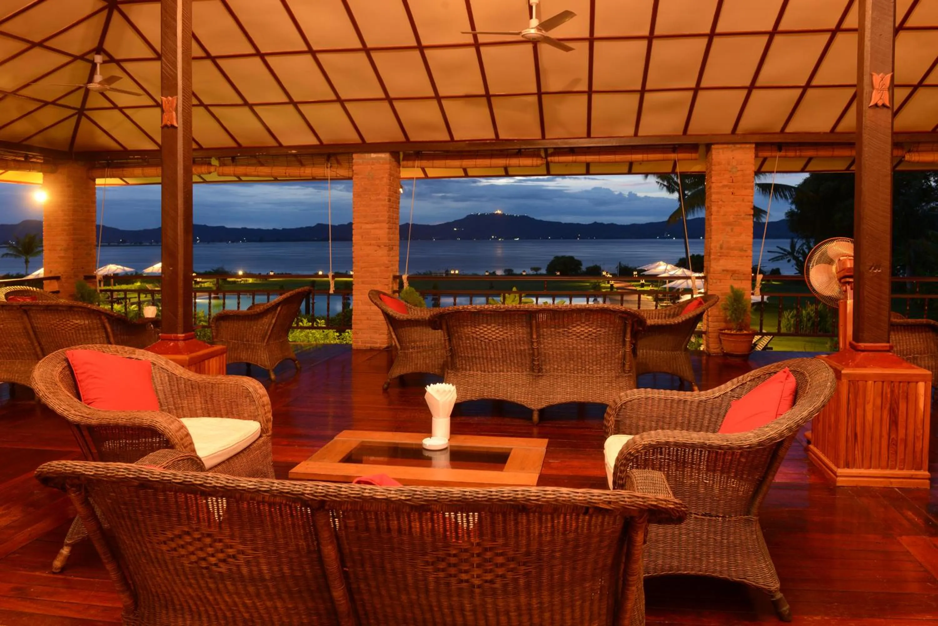 Lounge or bar in Bagan Thiripyitsaya Sanctuary Resort