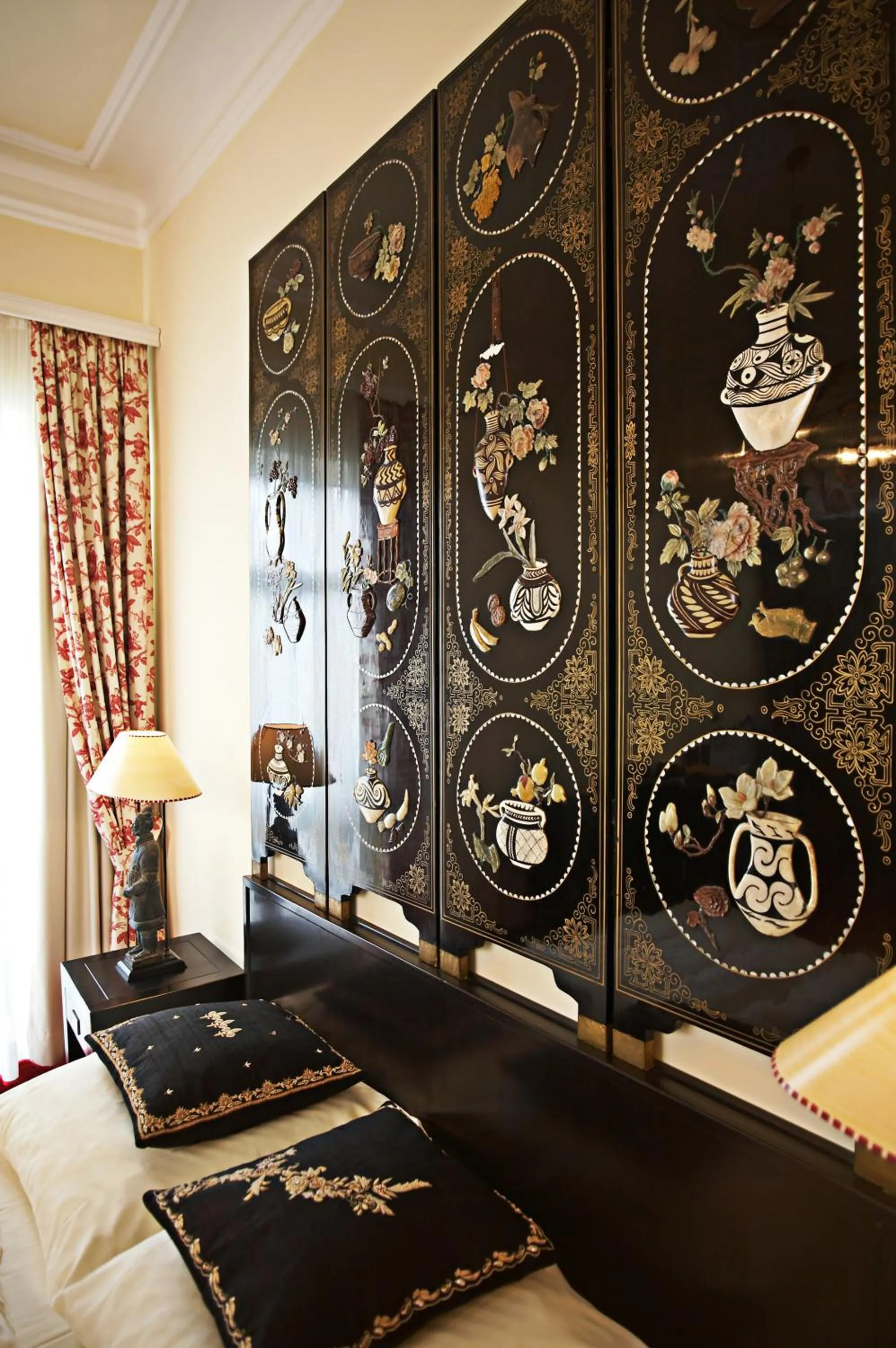 Bed in Hanseat-Hotel