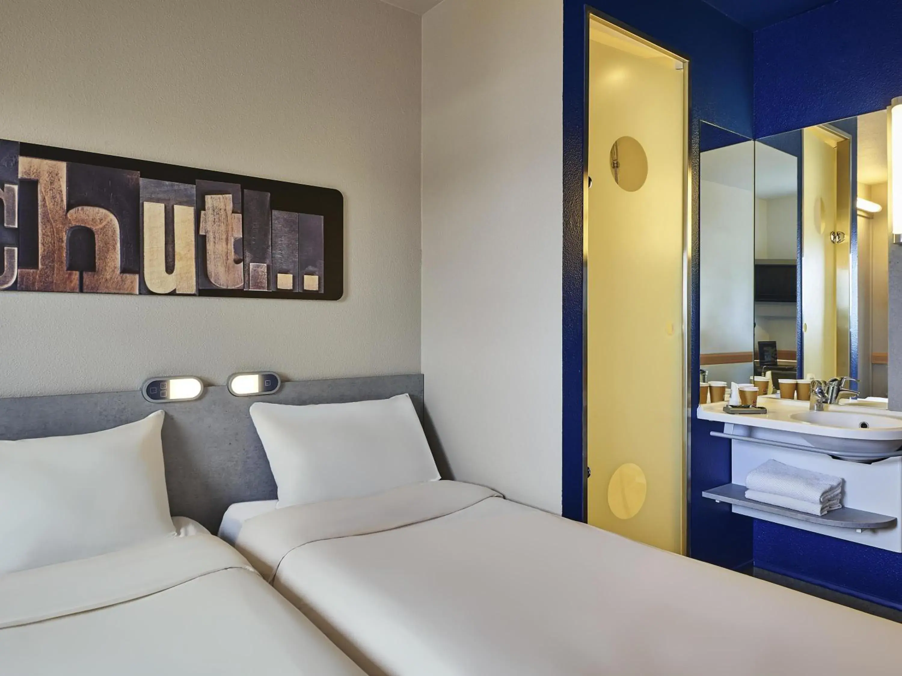 Bedroom, Bed in Ibis Budget Vélizy Bedroom, Bed in Ibis Budget Vélizy