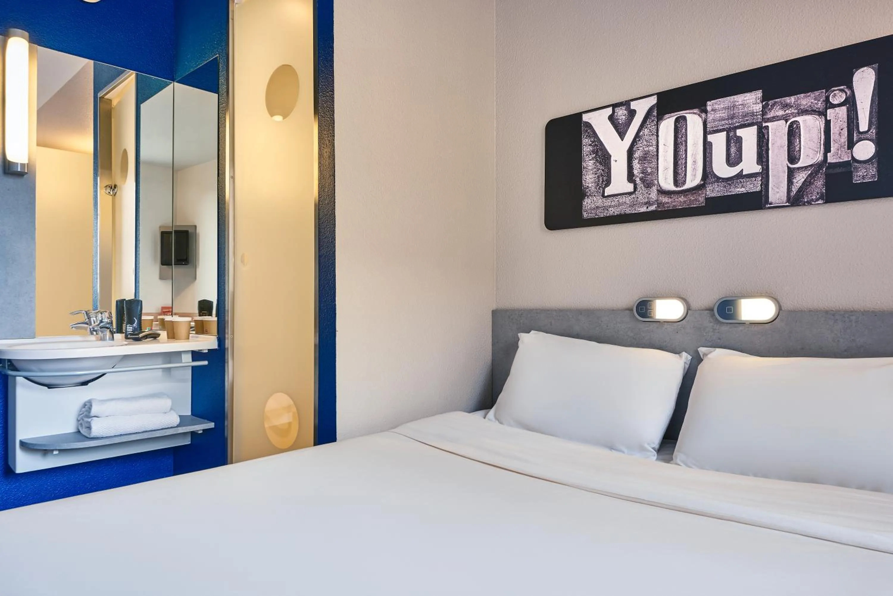 Bed in Ibis Budget Vélizy