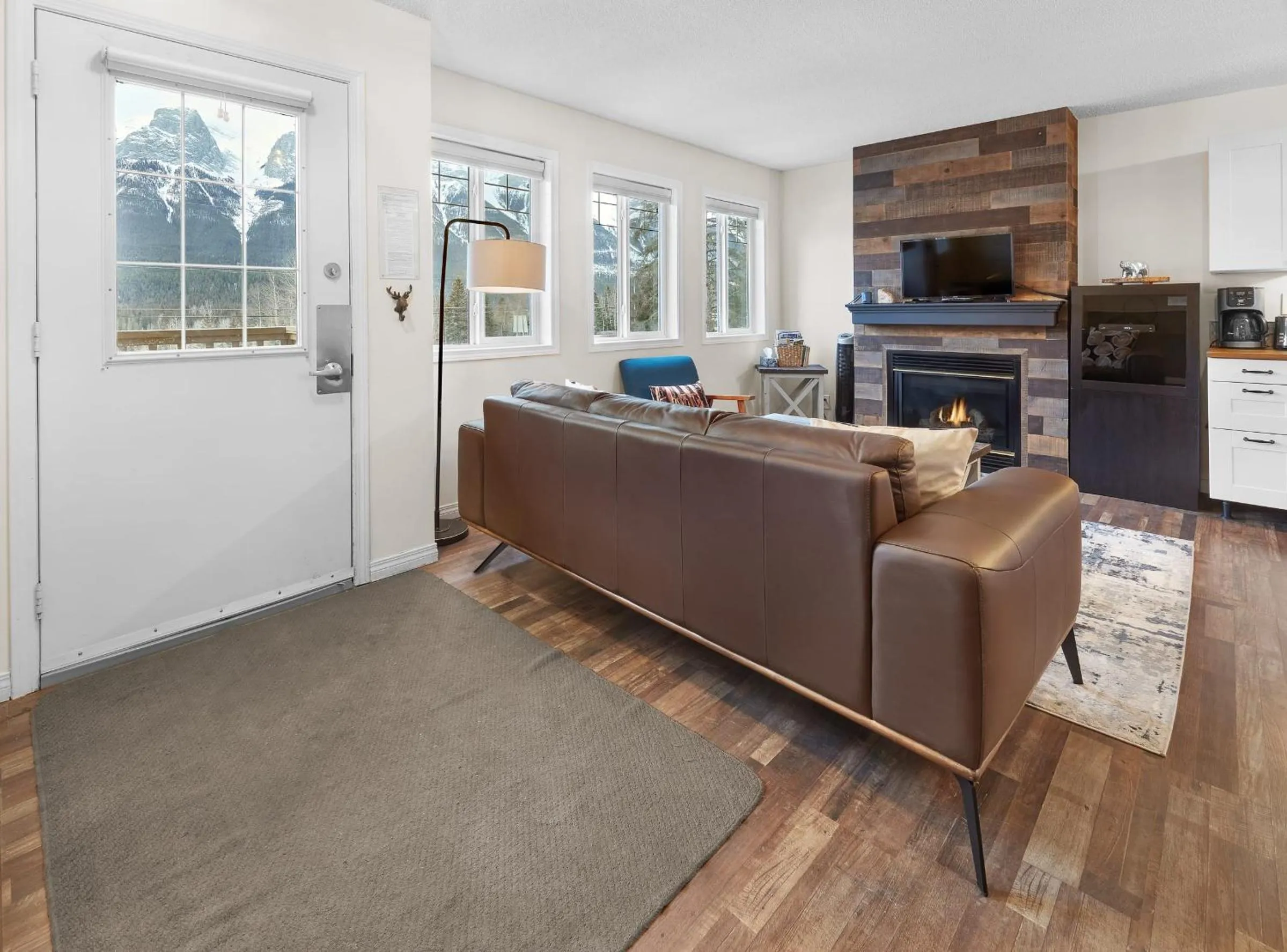 Mountain Gate - Pet Friendly 2BR w Mountain Views and open hot tub