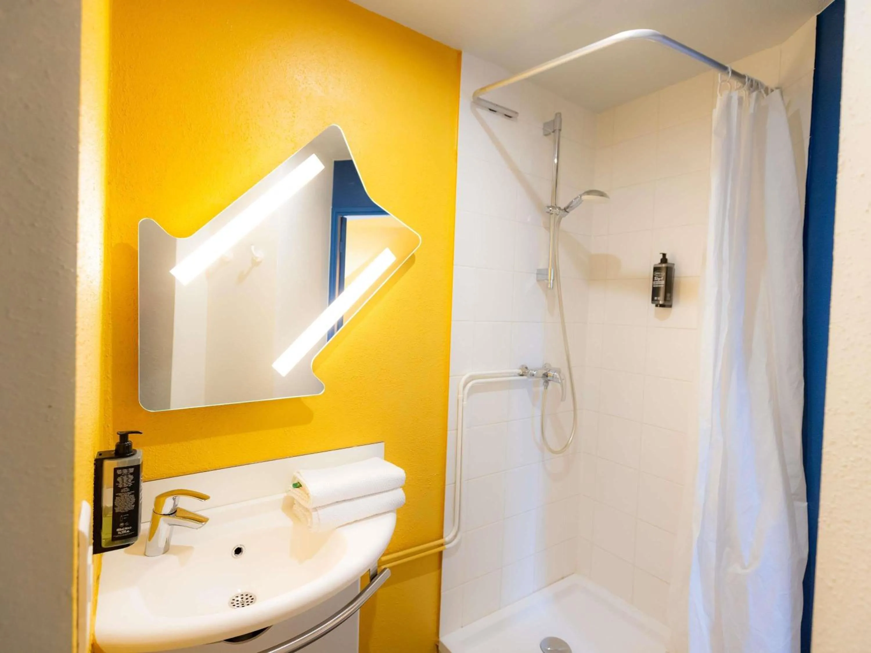 Bedroom in ibis budget Besançon Centre Gare