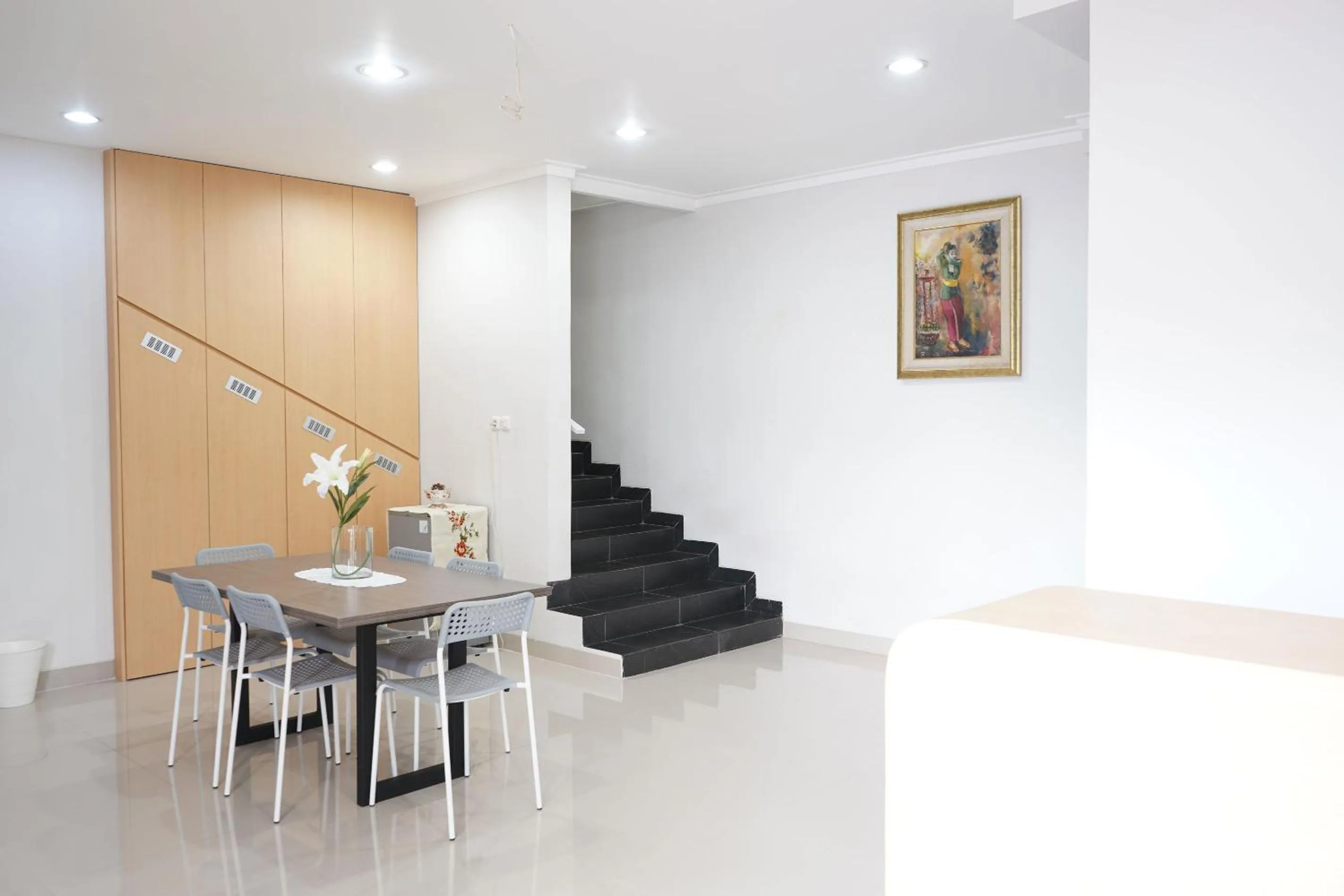 Dining area in UROOMS Senayan