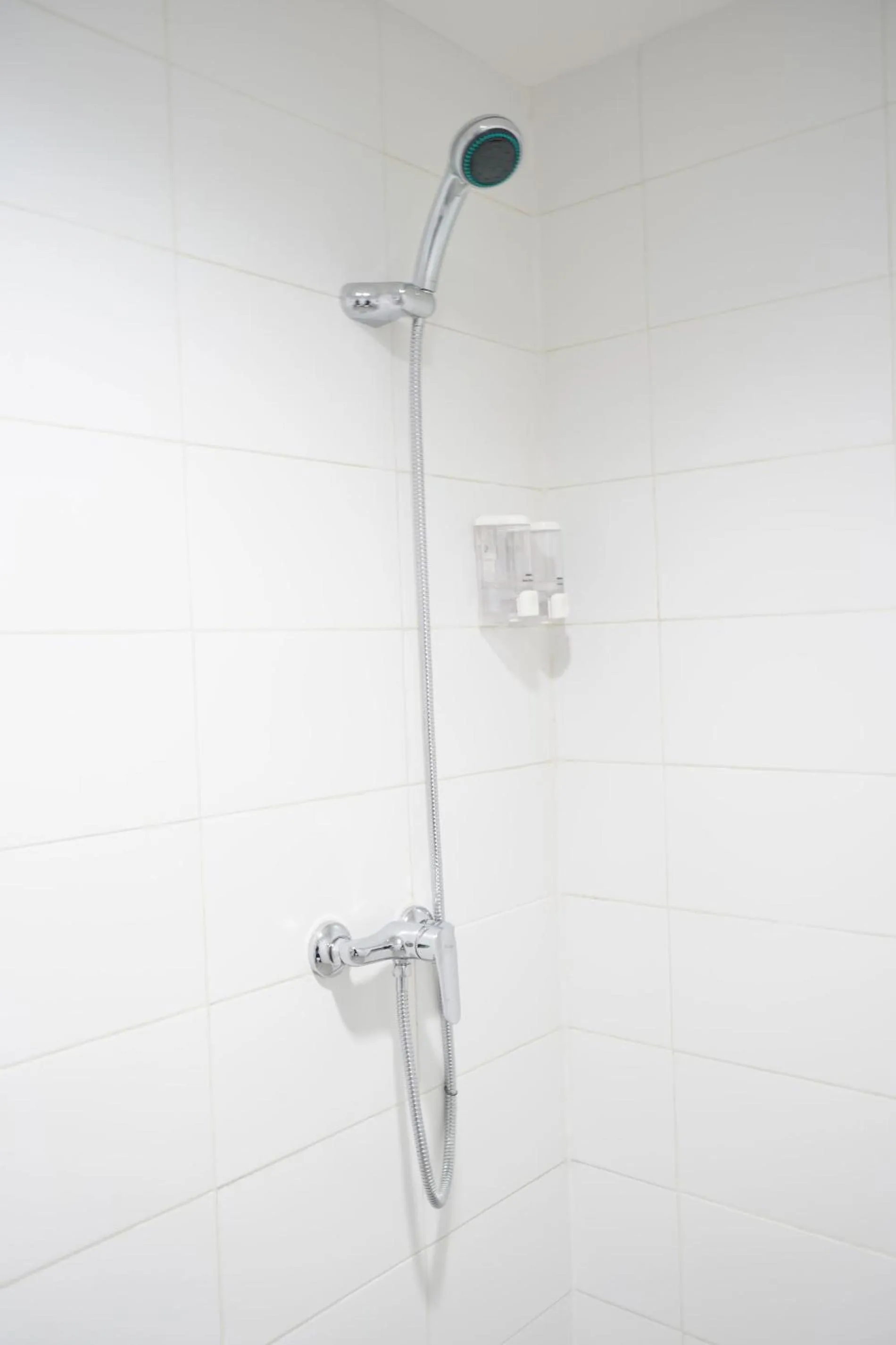 Shower in UROOMS Senayan