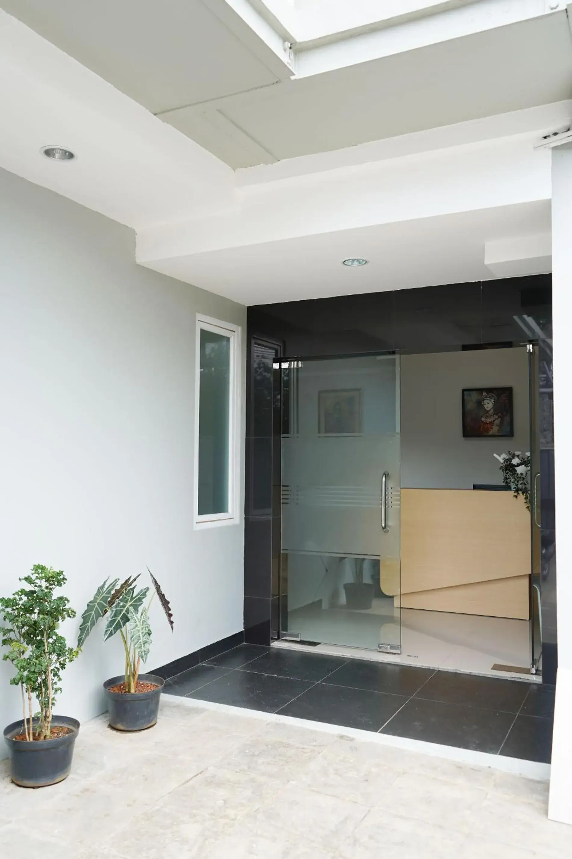 Facade/entrance in UROOMS Senayan Facade/entrance in UROOMS Senayan