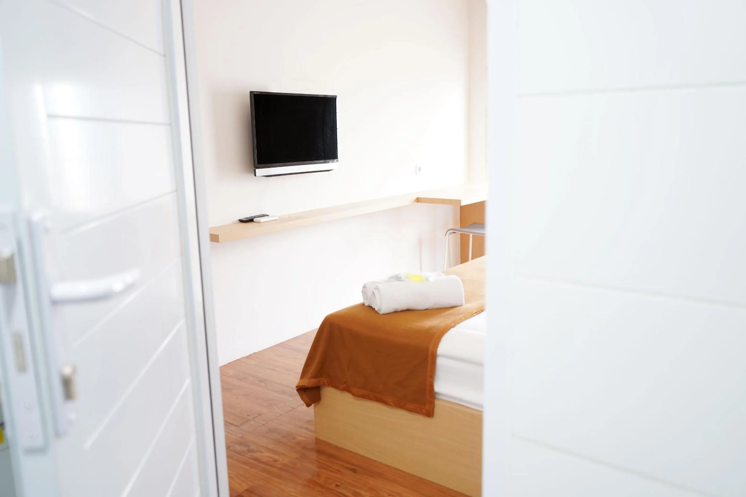 TV and multimedia, Bed in UROOMS Senayan