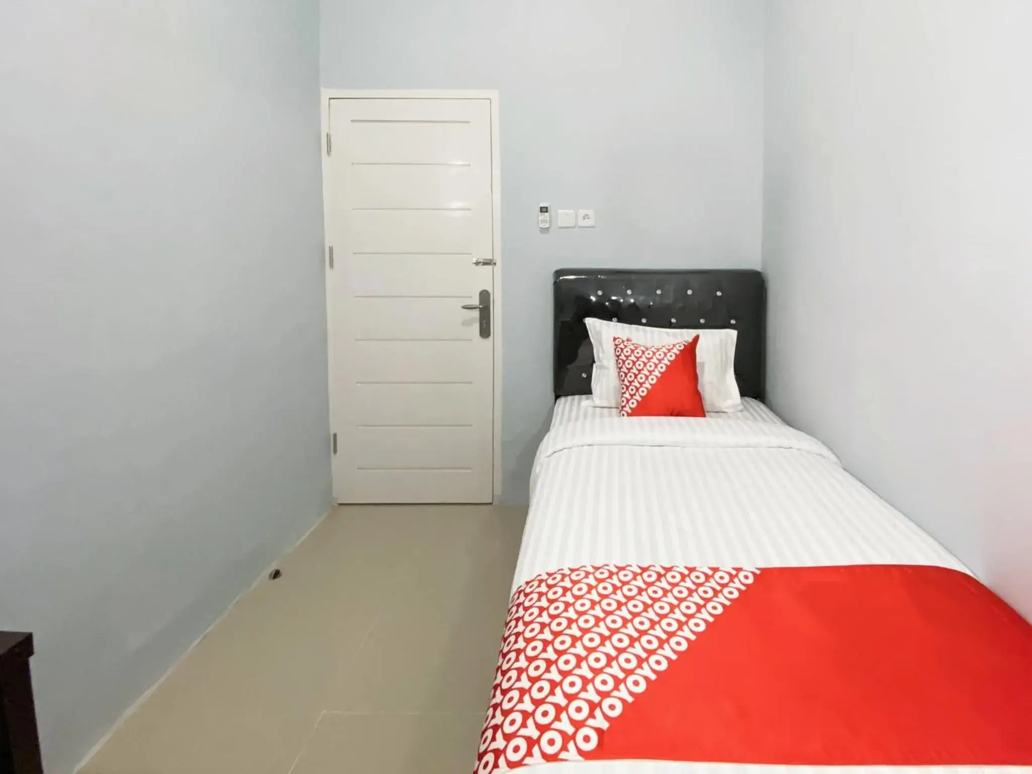 Bedroom in Hotel O Guesthouse Pagi Sore Syariah Bedroom in Hotel O Guesthouse Pagi Sore Syariah