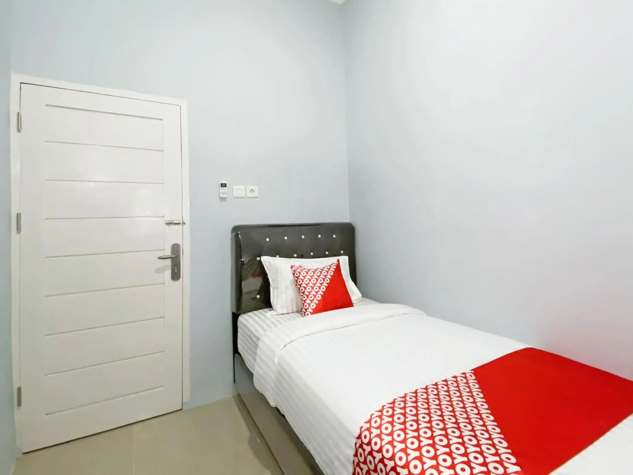 Bedroom in Hotel O Guesthouse Pagi Sore Syariah Bedroom in Hotel O Guesthouse Pagi Sore Syariah