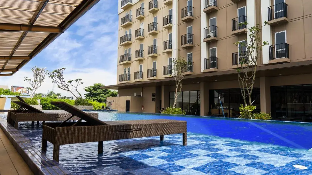 Swimming pool in Azalea Suites Cikarang by Jayakarta Group Swimming pool in Azalea Suites Cikarang by Jayakarta Group