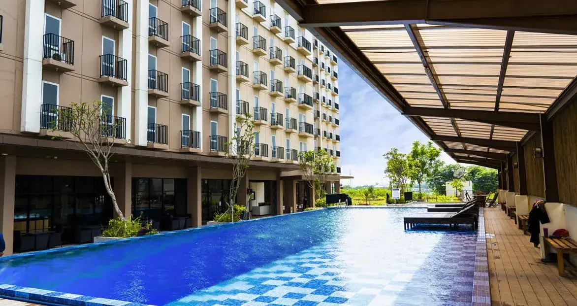 Swimming pool in Azalea Suites Cikarang by Jayakarta Group Swimming pool in Azalea Suites Cikarang by Jayakarta Group