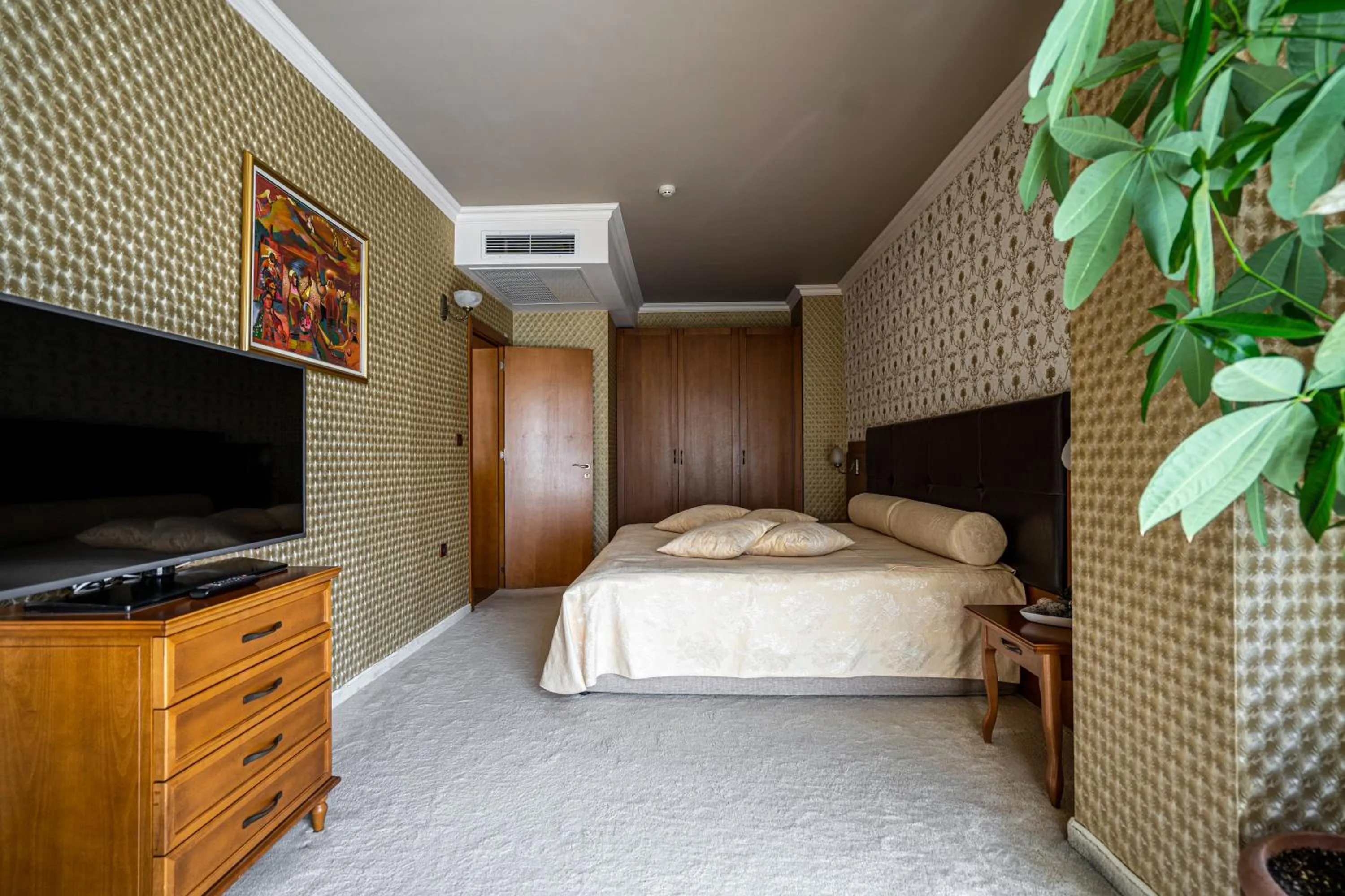 Bed in Hissar Spa Hotel