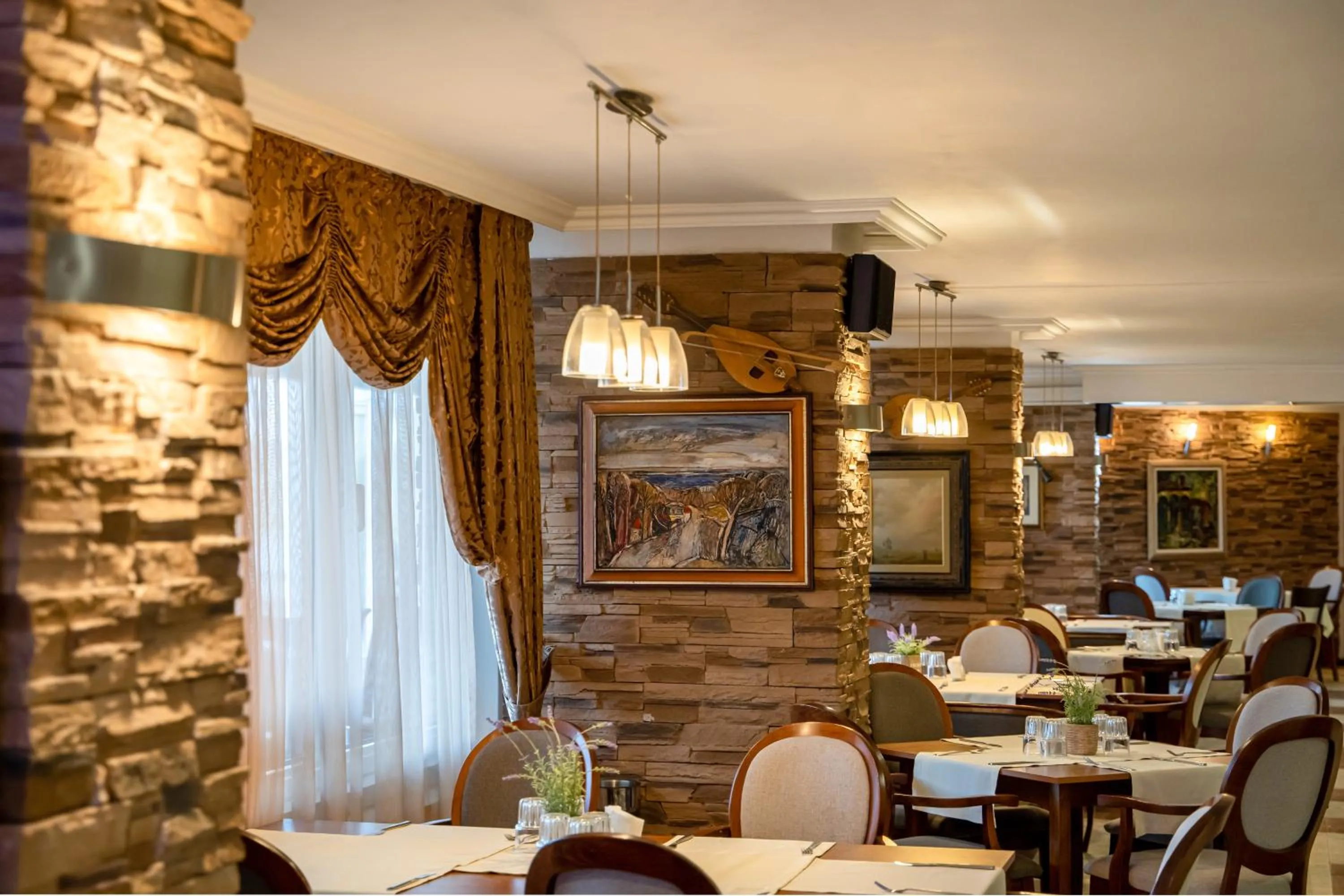 Restaurant/places to eat in Hissar Spa Hotel