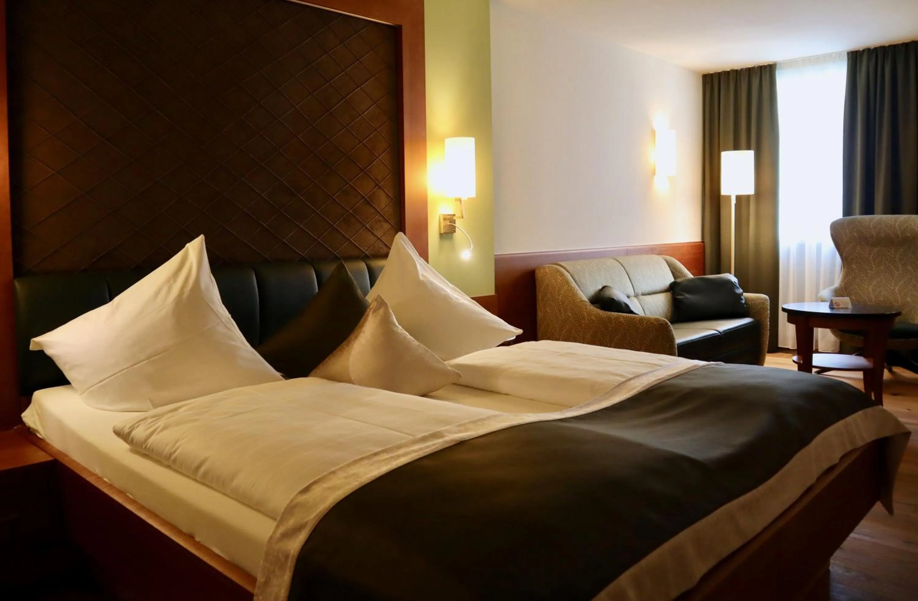 Photo of the whole room, Bed in Hotel König