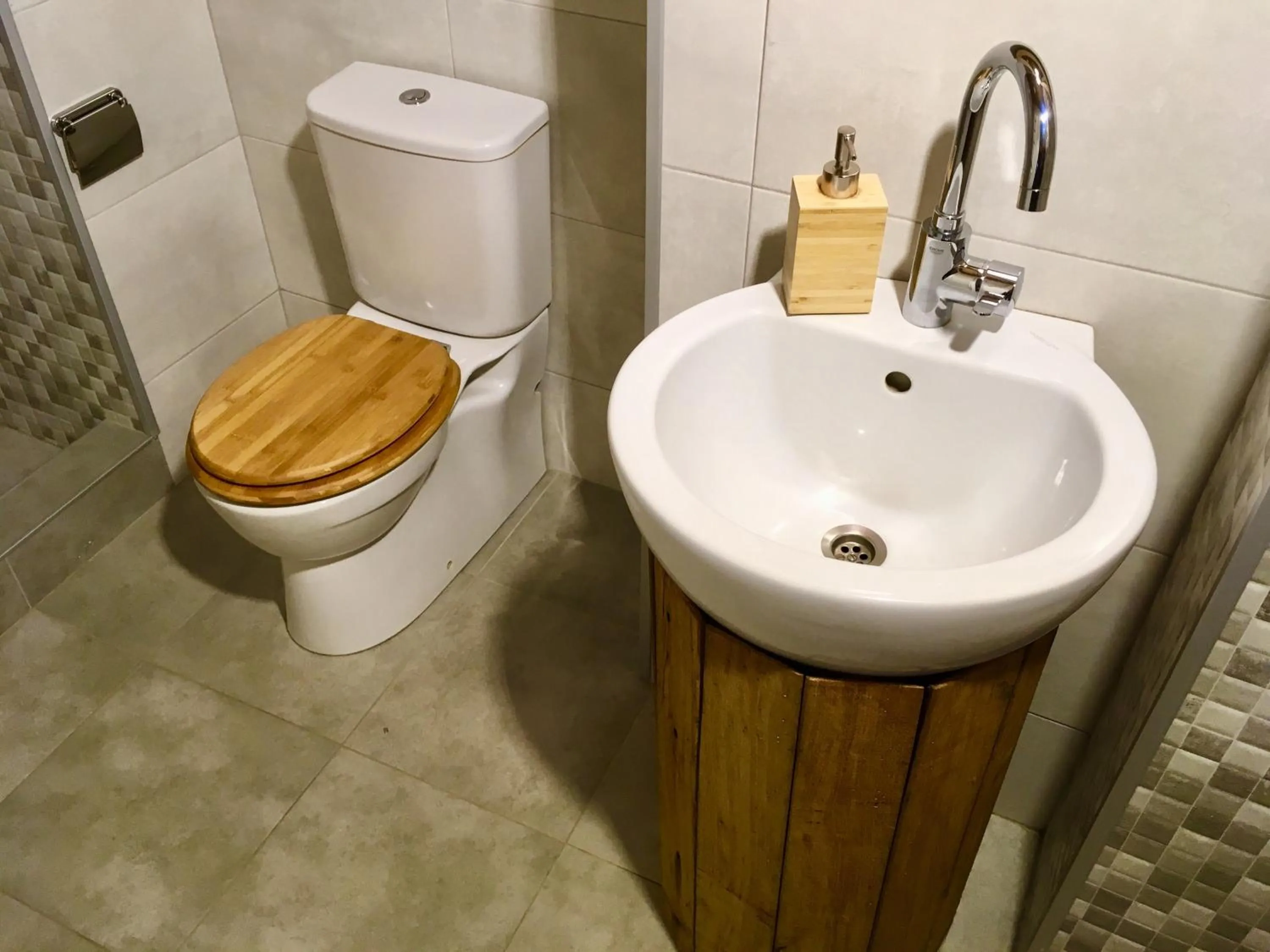 Photo of the whole room in Chateau Napareuli