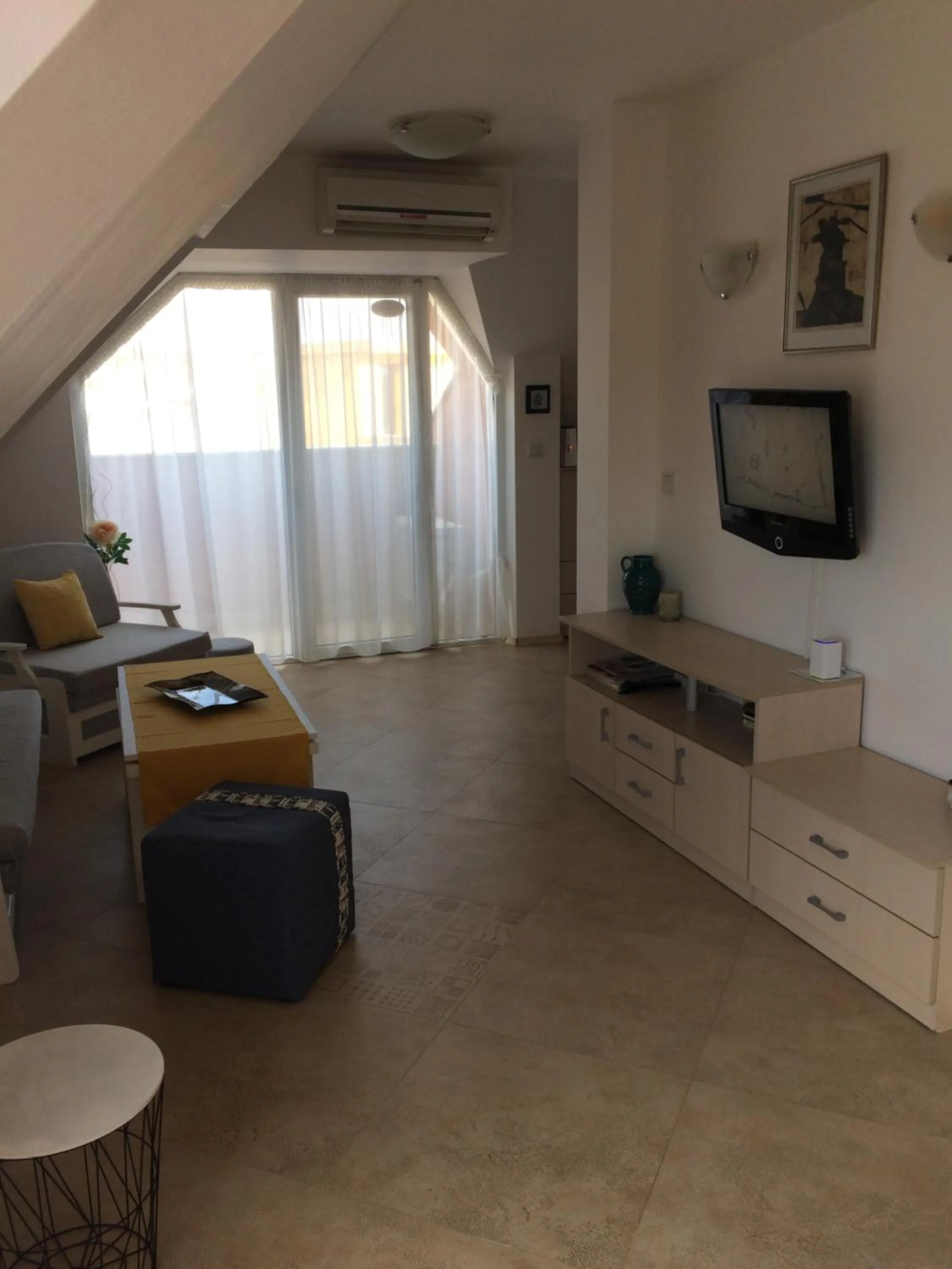Communal lounge/ TV room in Studio Stoianovi