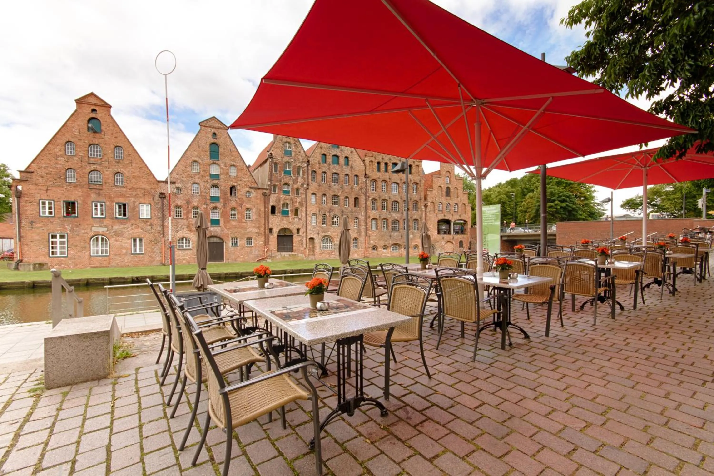 Restaurant/places to eat in Hotel Jensen