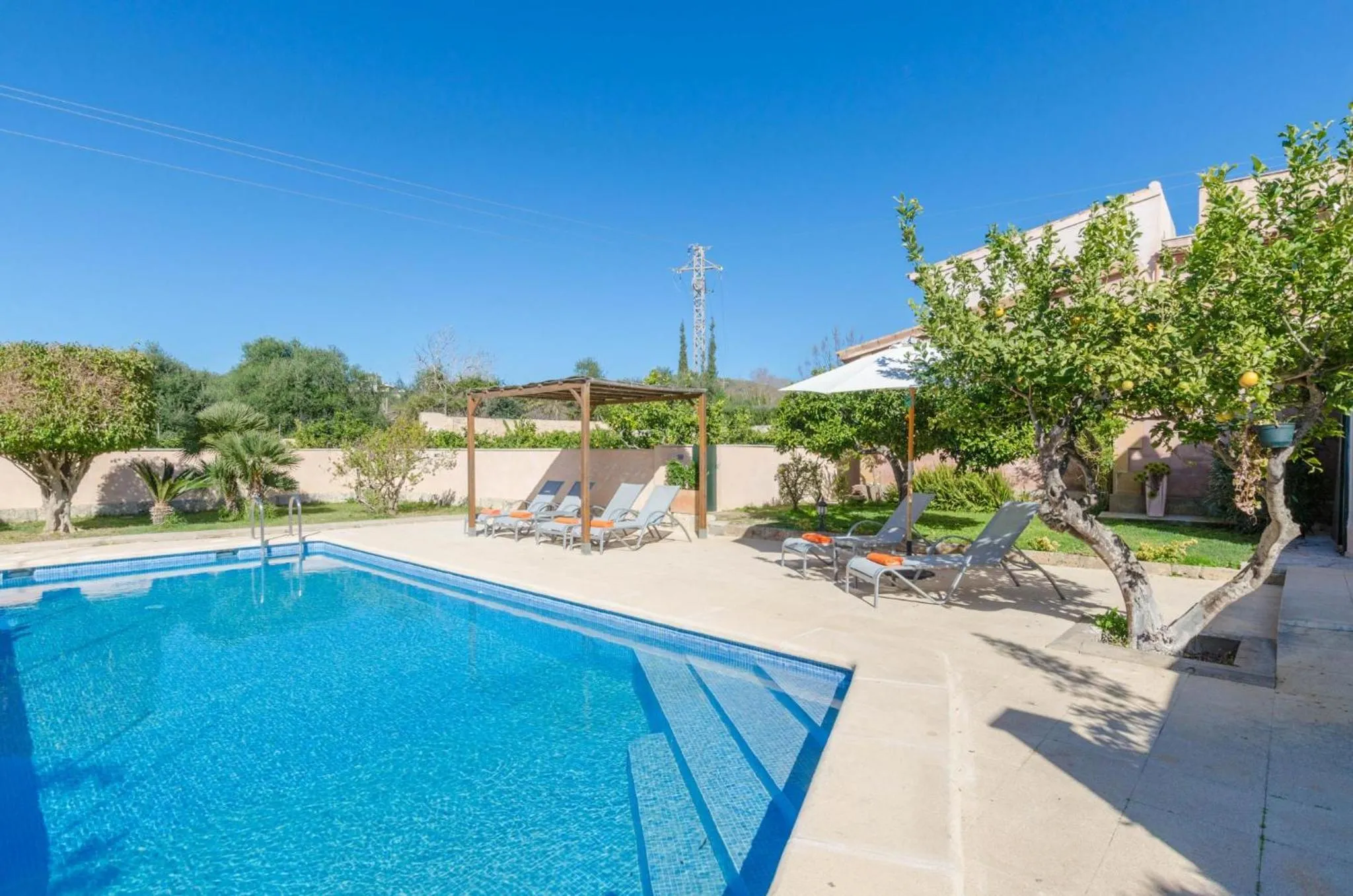 Swimming pool in Pula Viñas