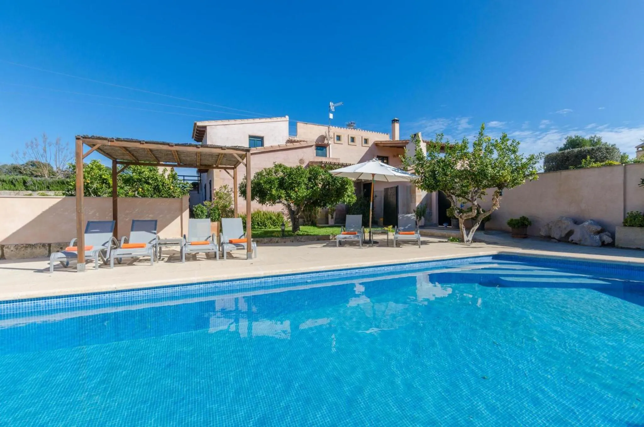 Swimming pool in Pula Viñas