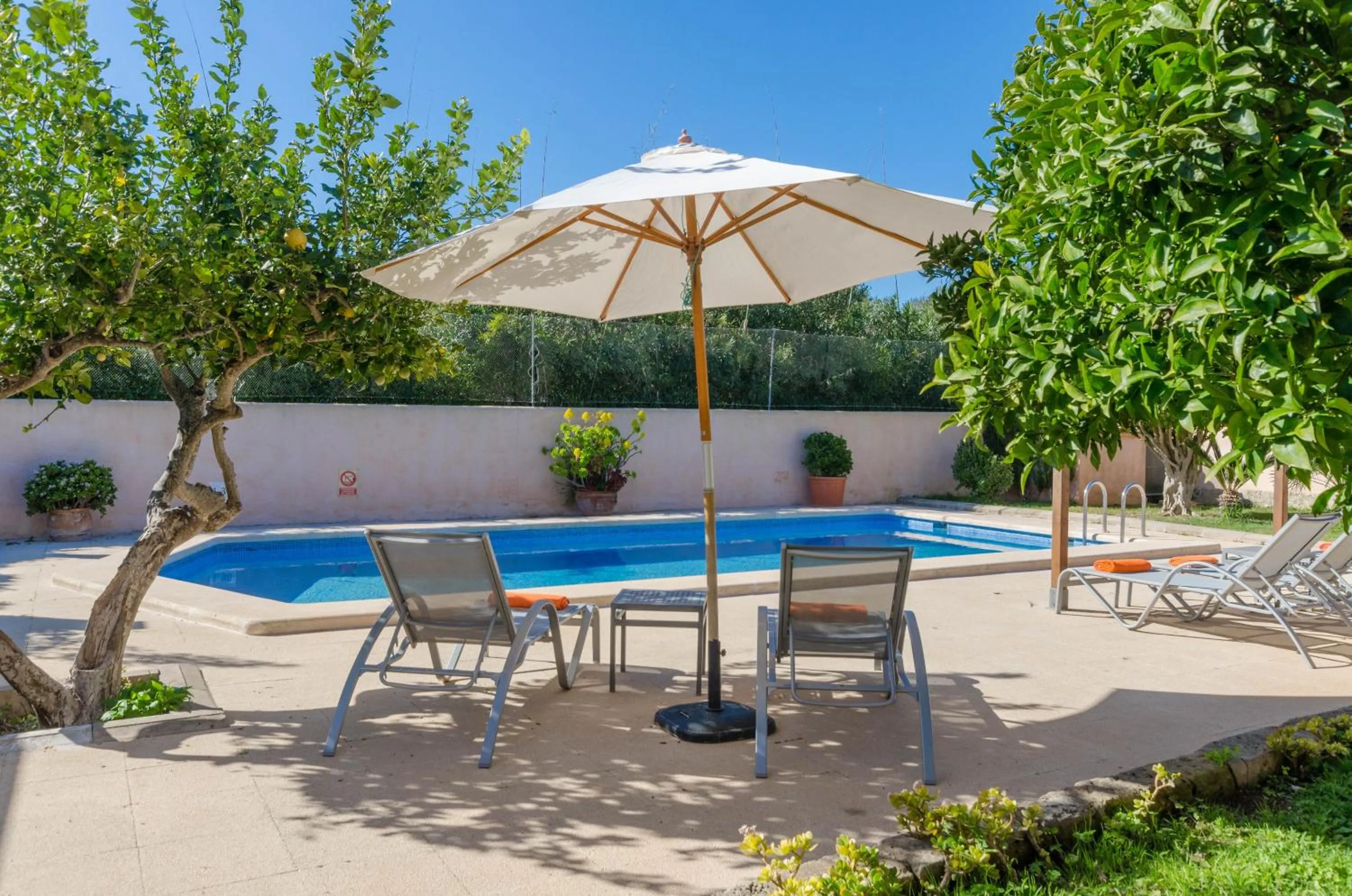 Swimming pool in Pula Viñas