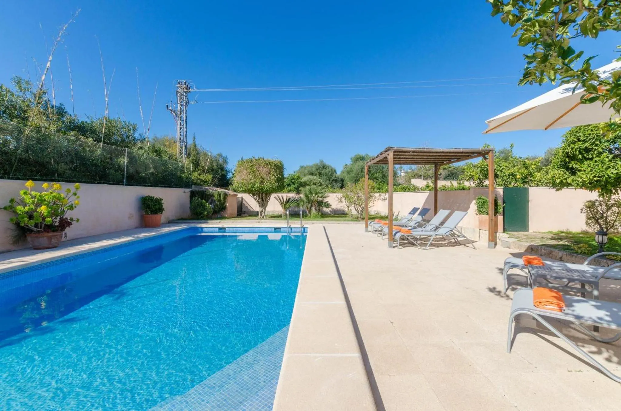 Swimming pool in Pula Viñas