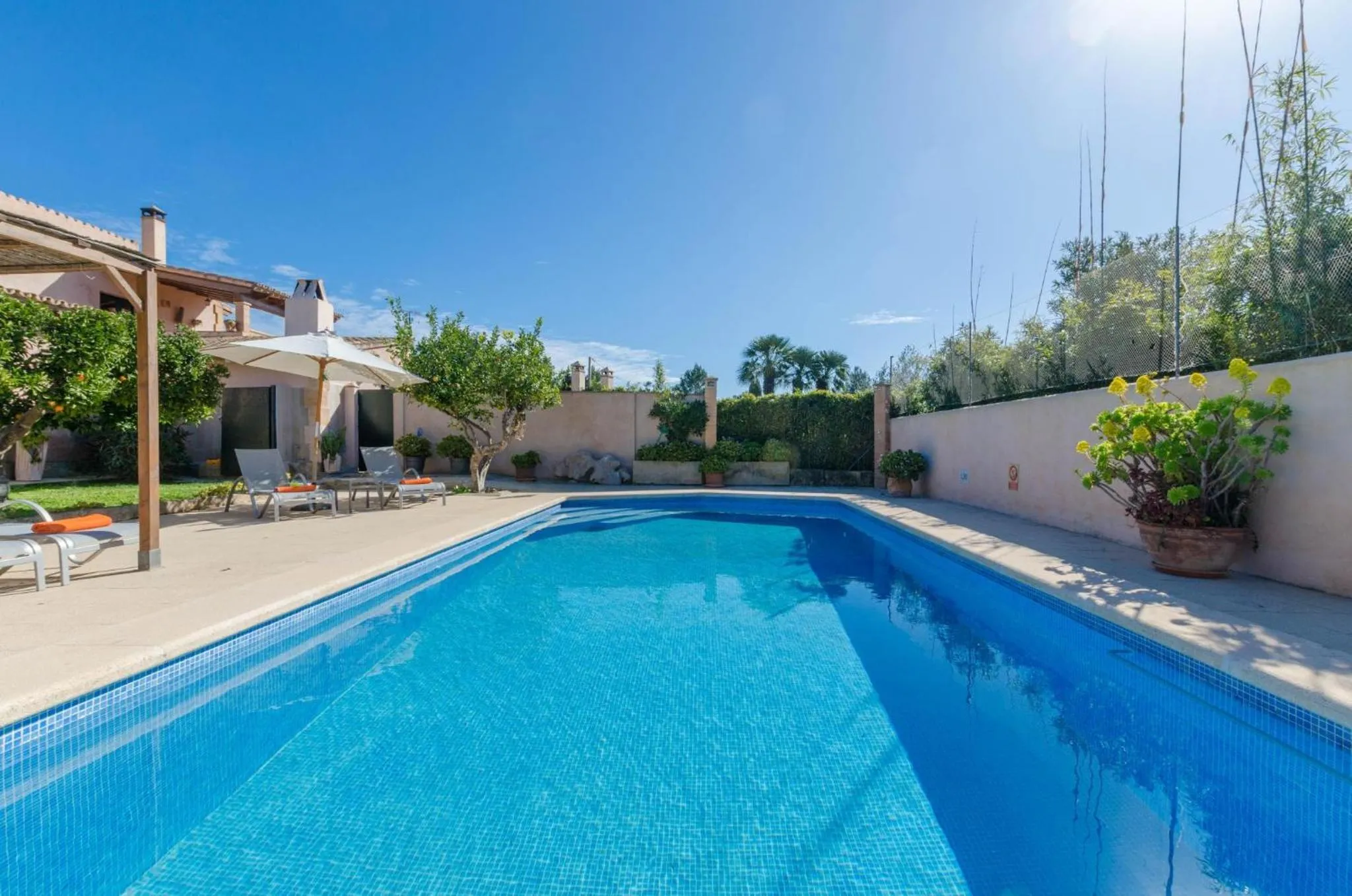 Swimming pool in Pula Viñas
