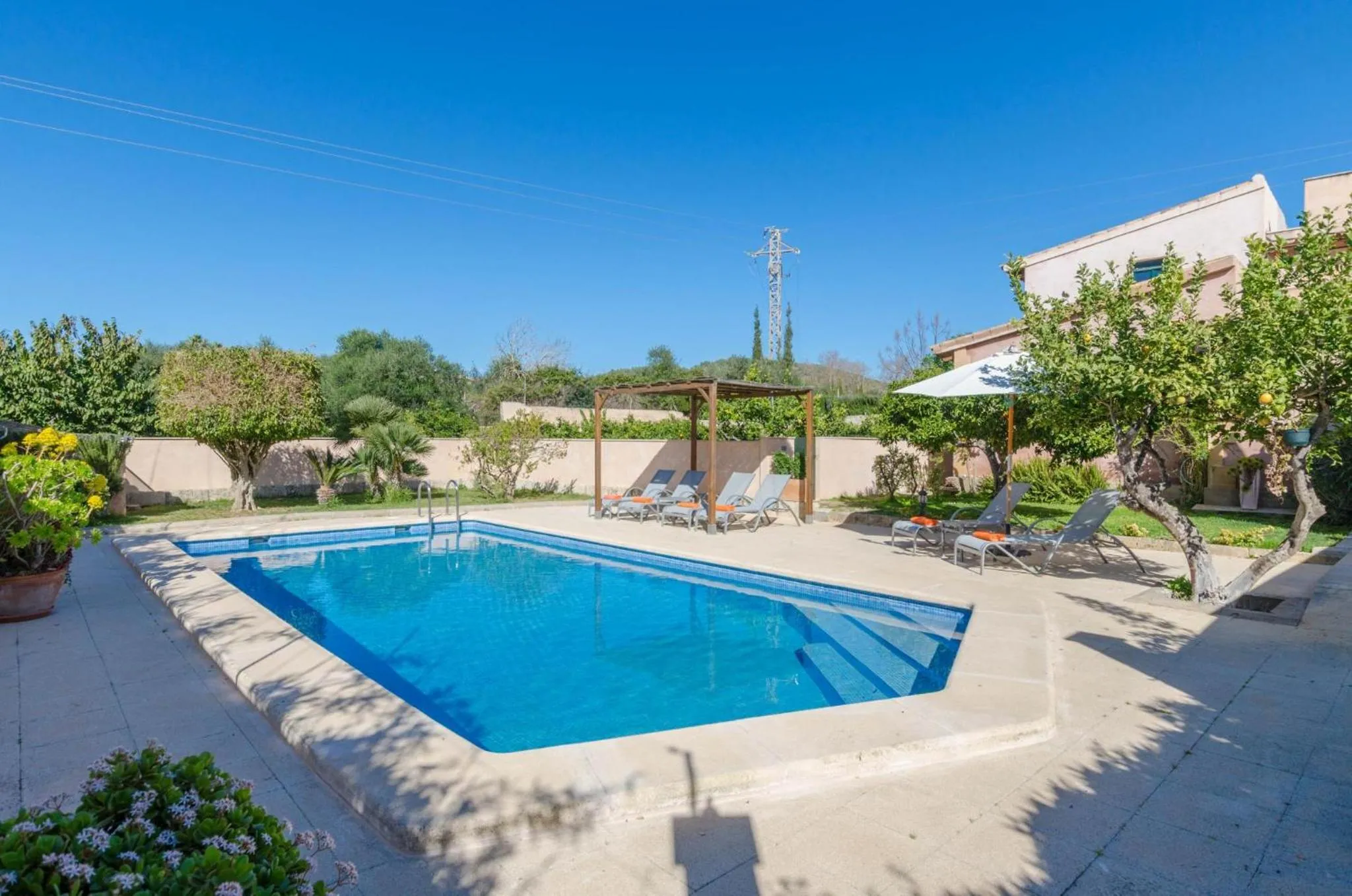 Swimming pool in Pula Viñas