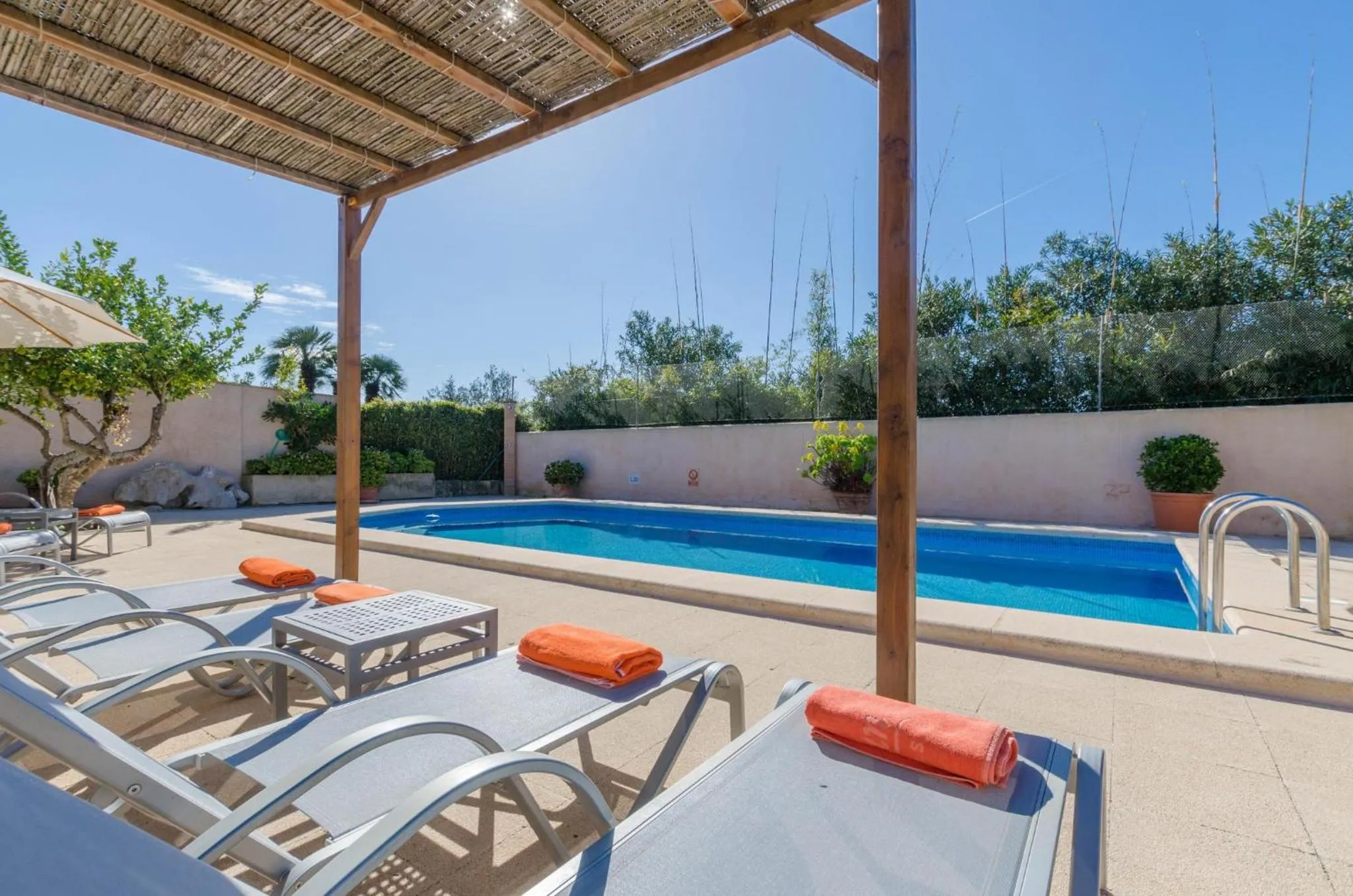 Swimming pool in Pula Viñas