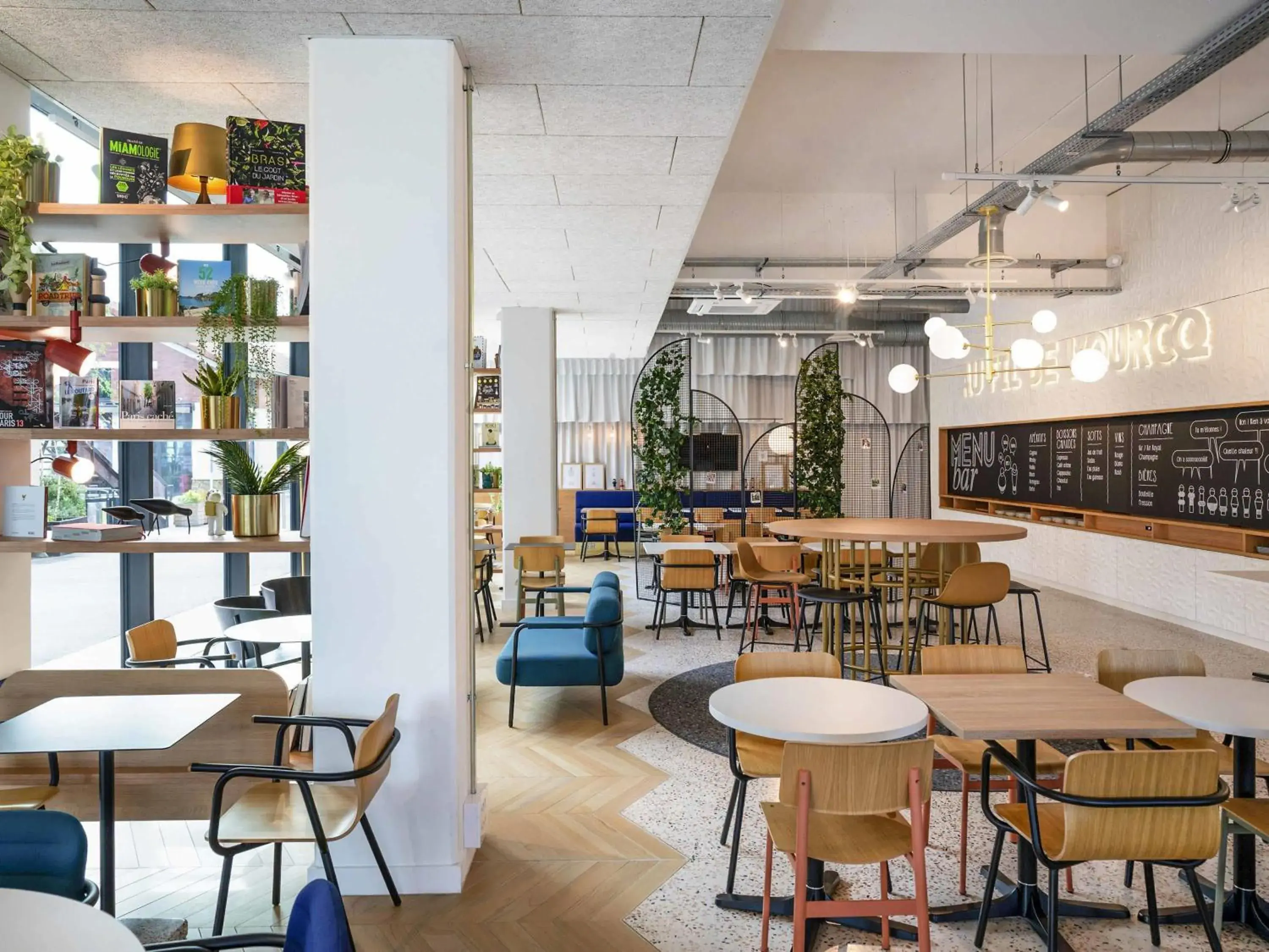 Lounge or bar in ibis Styles Paris Romainville Lounge or bar in ibis Styles Paris Romainville