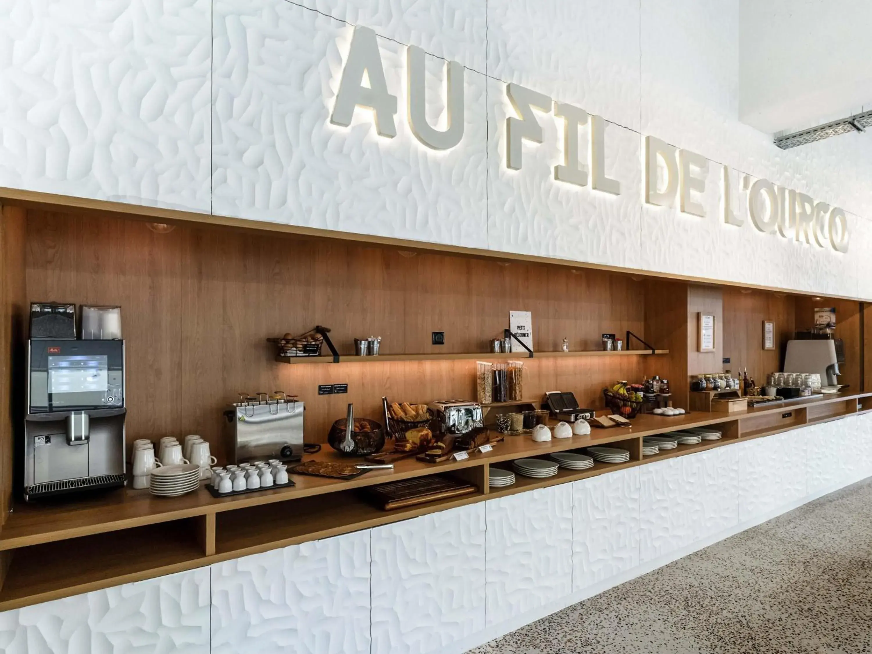 Lounge or bar in ibis Styles Paris Romainville Lounge or bar in ibis Styles Paris Romainville