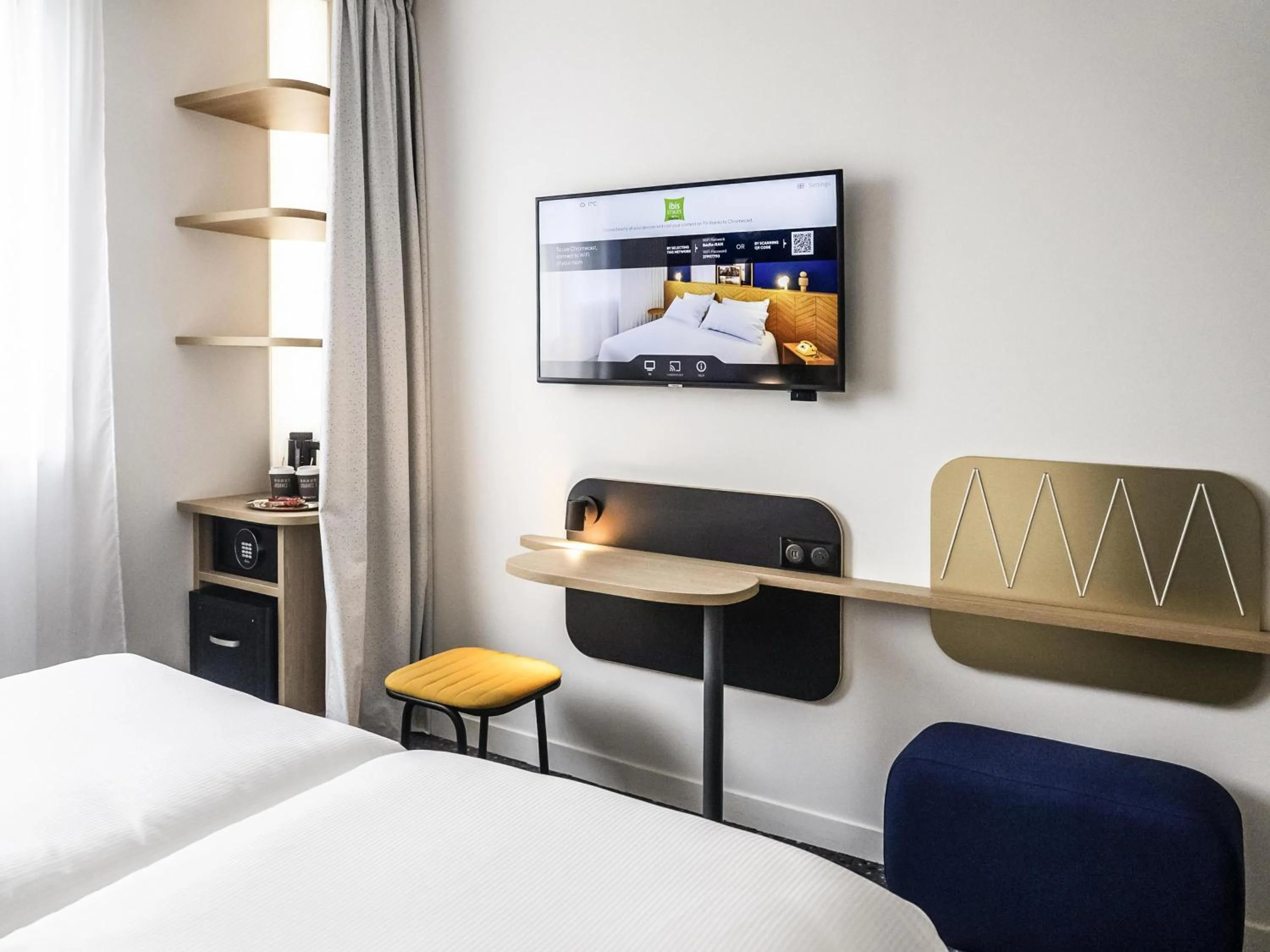 Bedroom, Bed in ibis Styles Paris Romainville