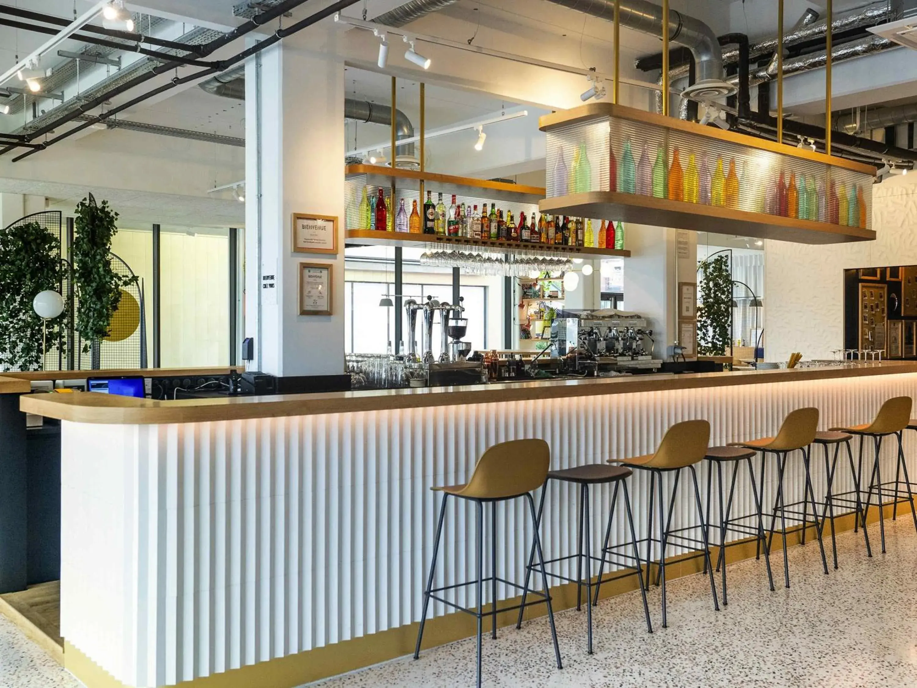 Lounge or bar in ibis Styles Paris Romainville Lounge or bar in ibis Styles Paris Romainville