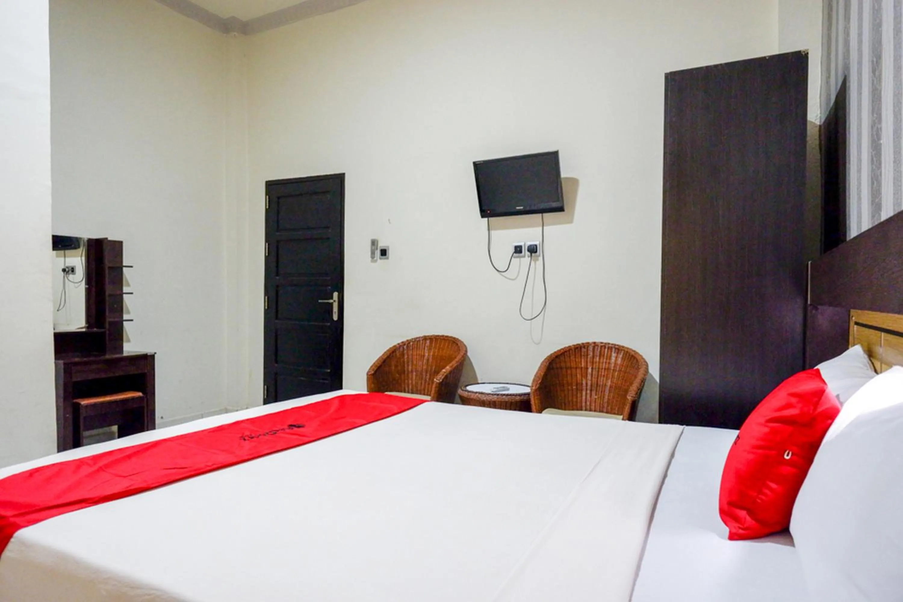 Bed in RedDoorz @ Hotel Bumi Palupy