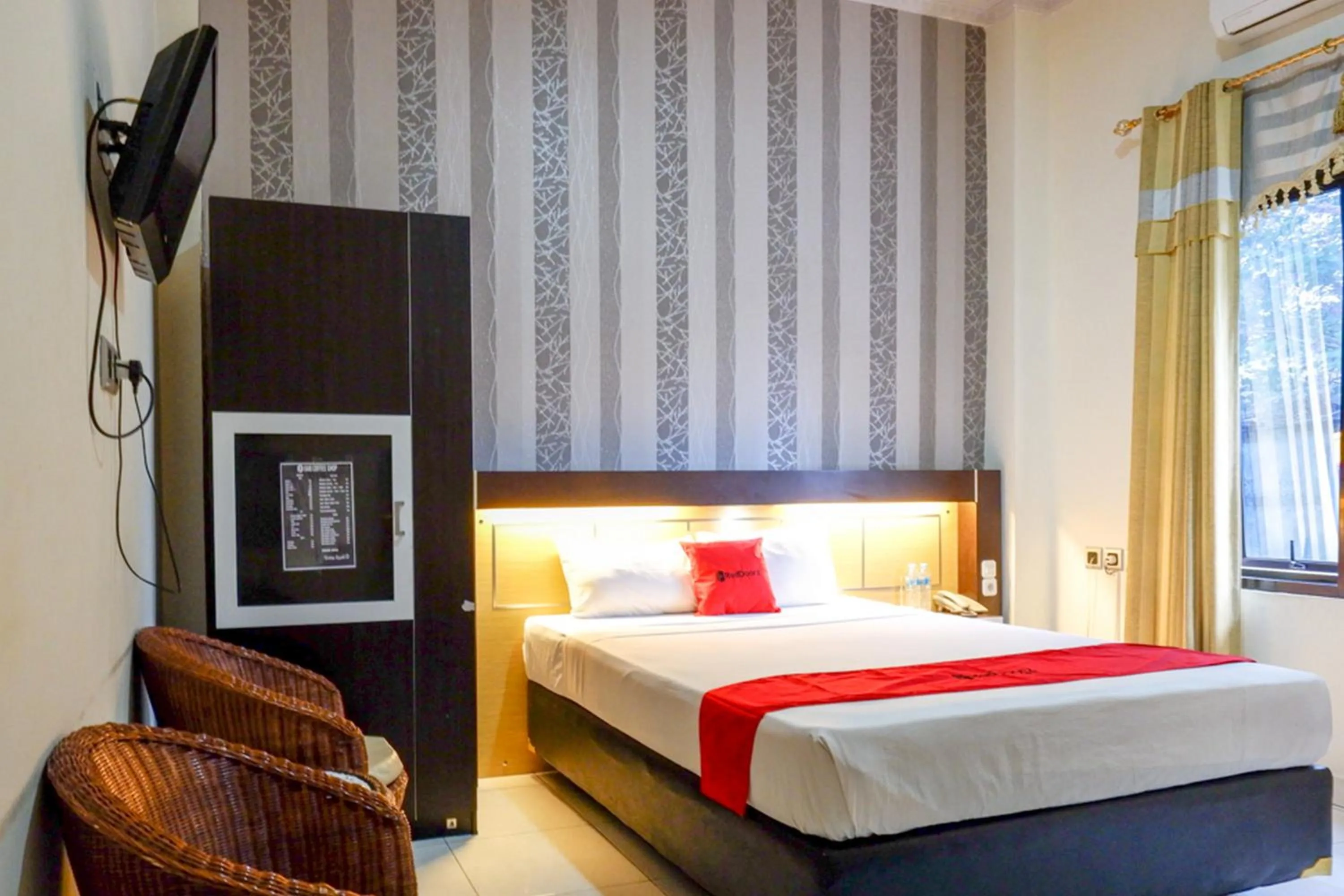 Bed in RedDoorz @ Hotel Bumi Palupy