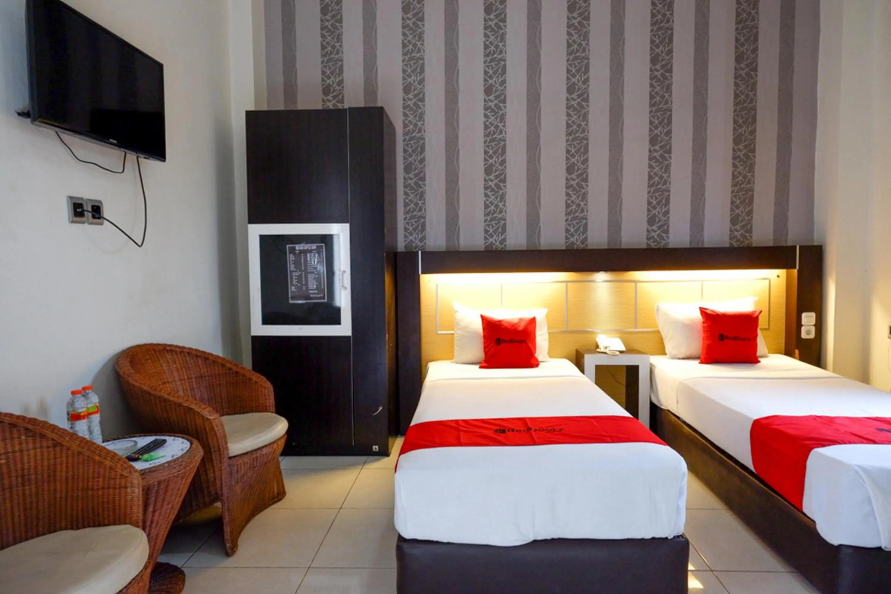 Bed in RedDoorz @ Hotel Bumi Palupy