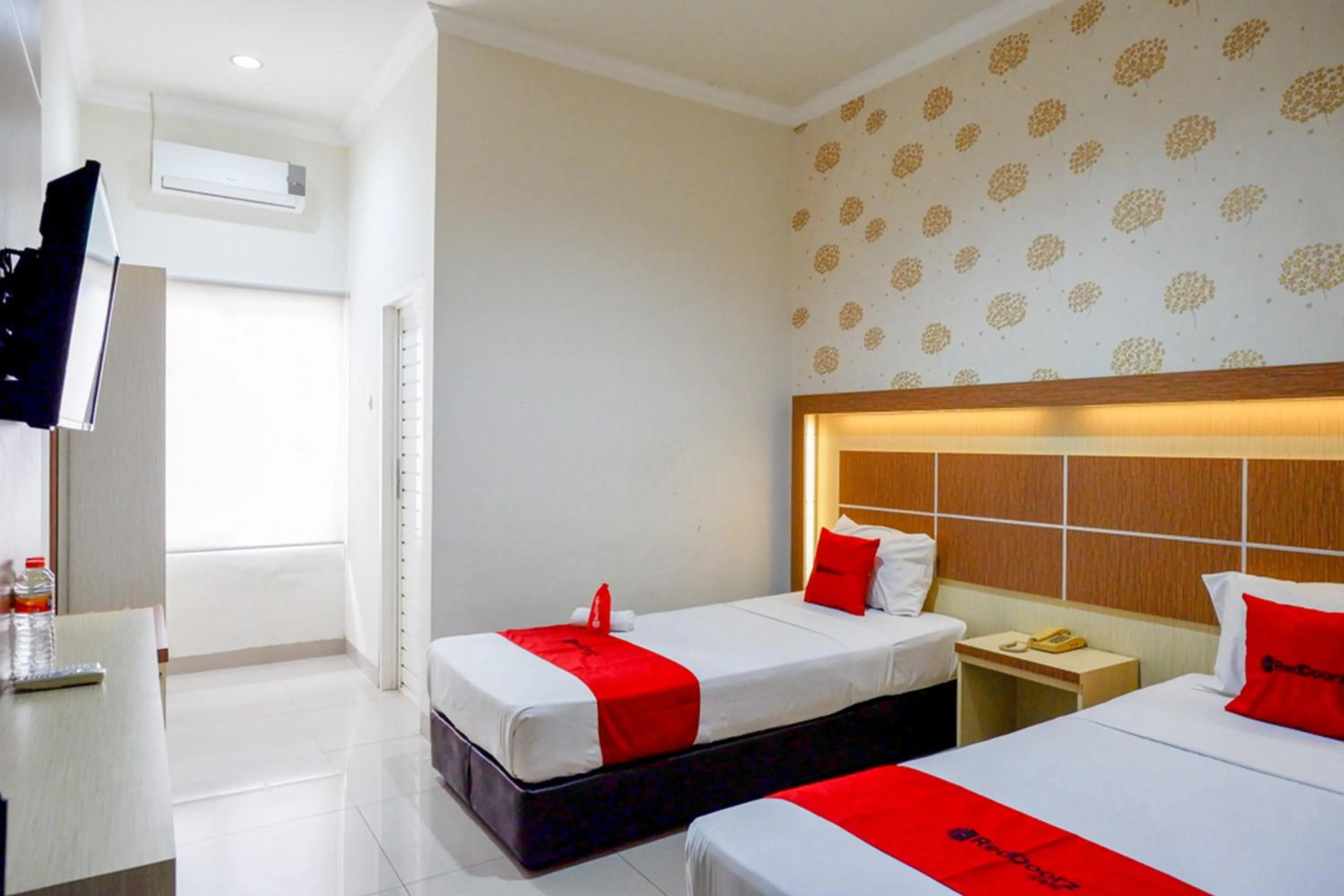 Bed in RedDoorz @ Hotel Bumi Palupy