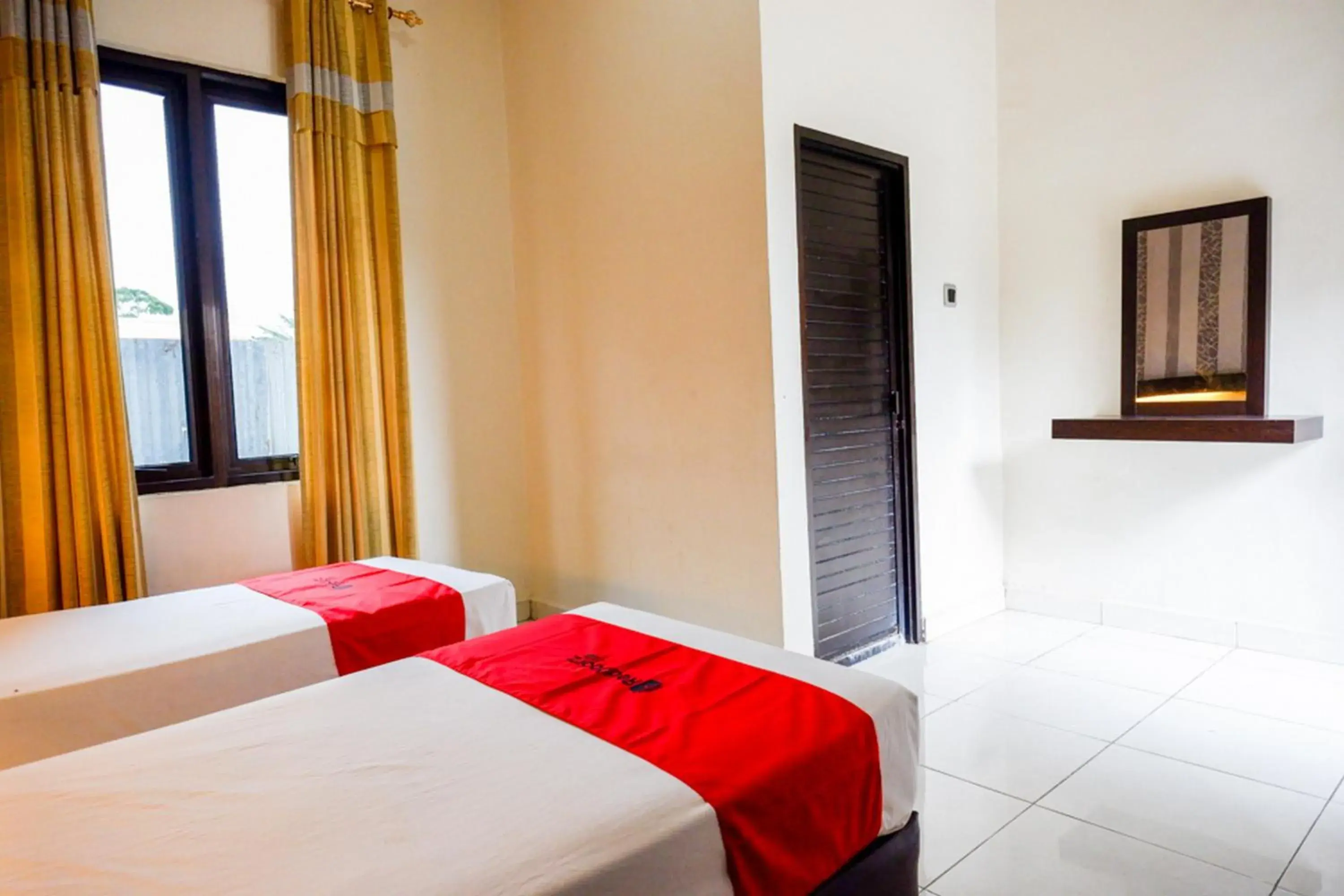 Bed in RedDoorz @ Hotel Bumi Palupy Bed in RedDoorz @ Hotel Bumi Palupy