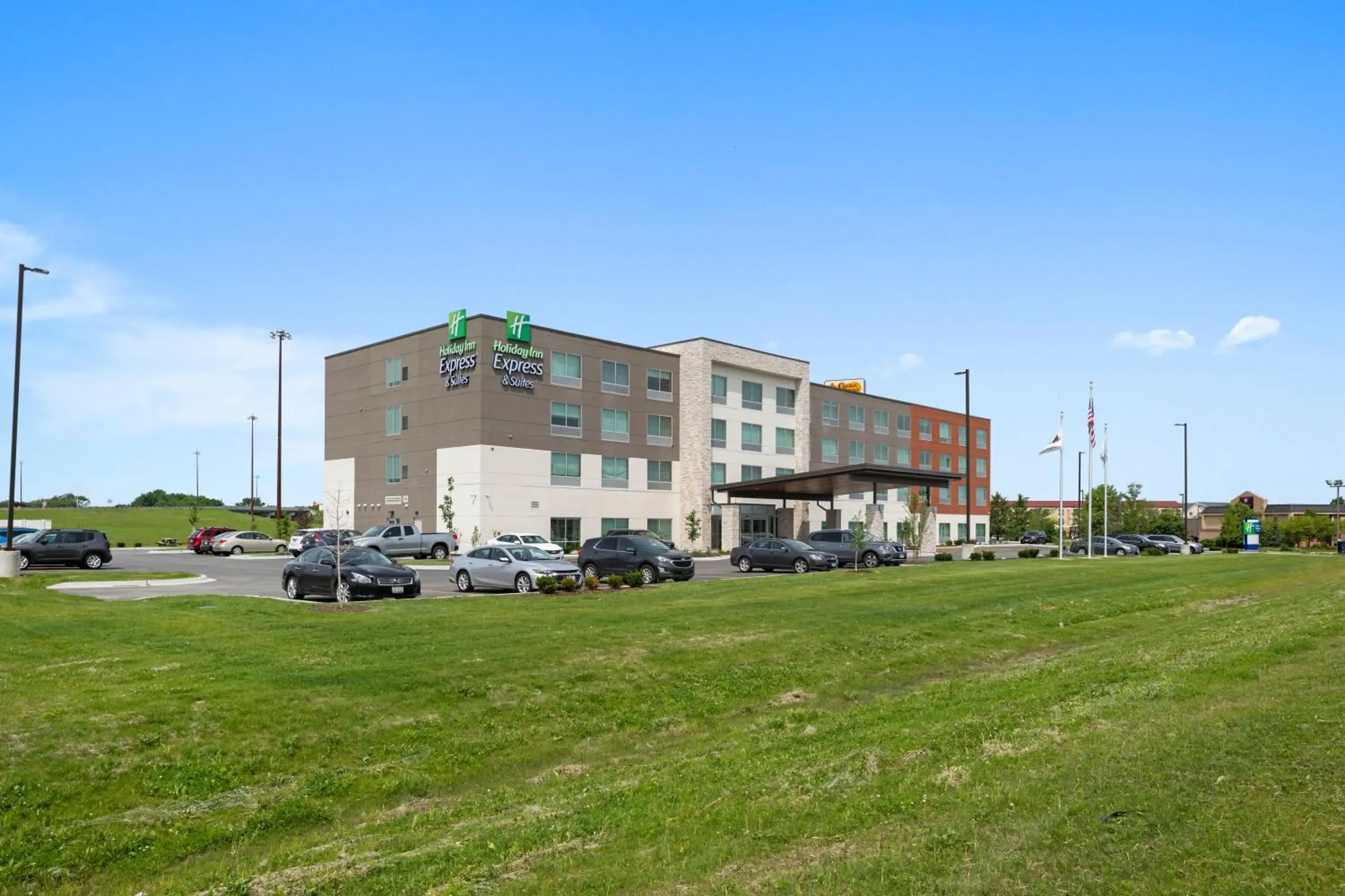 Property building in Holiday Inn Express & Suites - Bourbonnais East - Bradley by IHG Property building in Holiday Inn Express & Suites - Bourbonnais East - Bradley by IHG