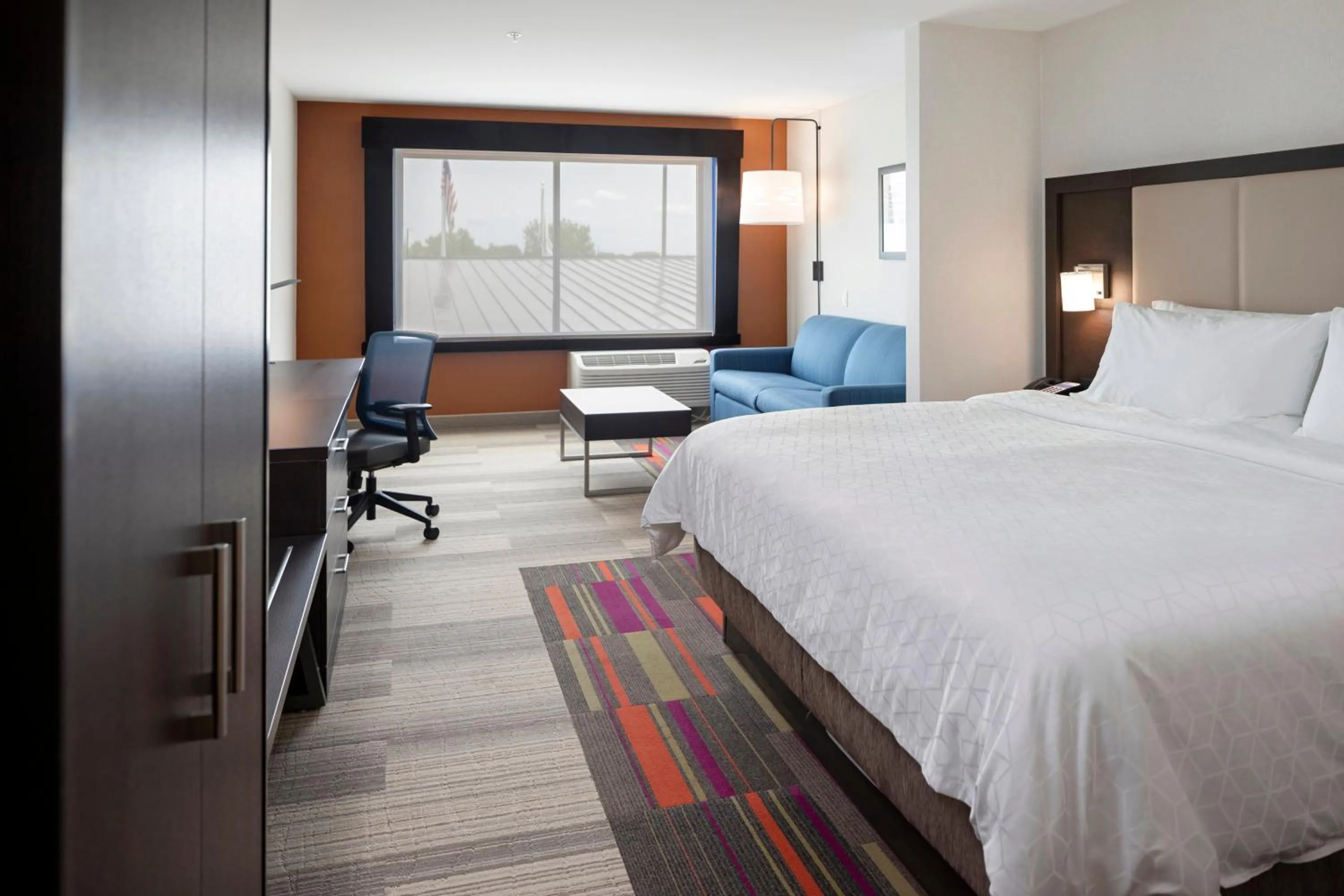 Photo of the whole room, Bed in Holiday Inn Express & Suites - Bourbonnais East - Bradley by IHG