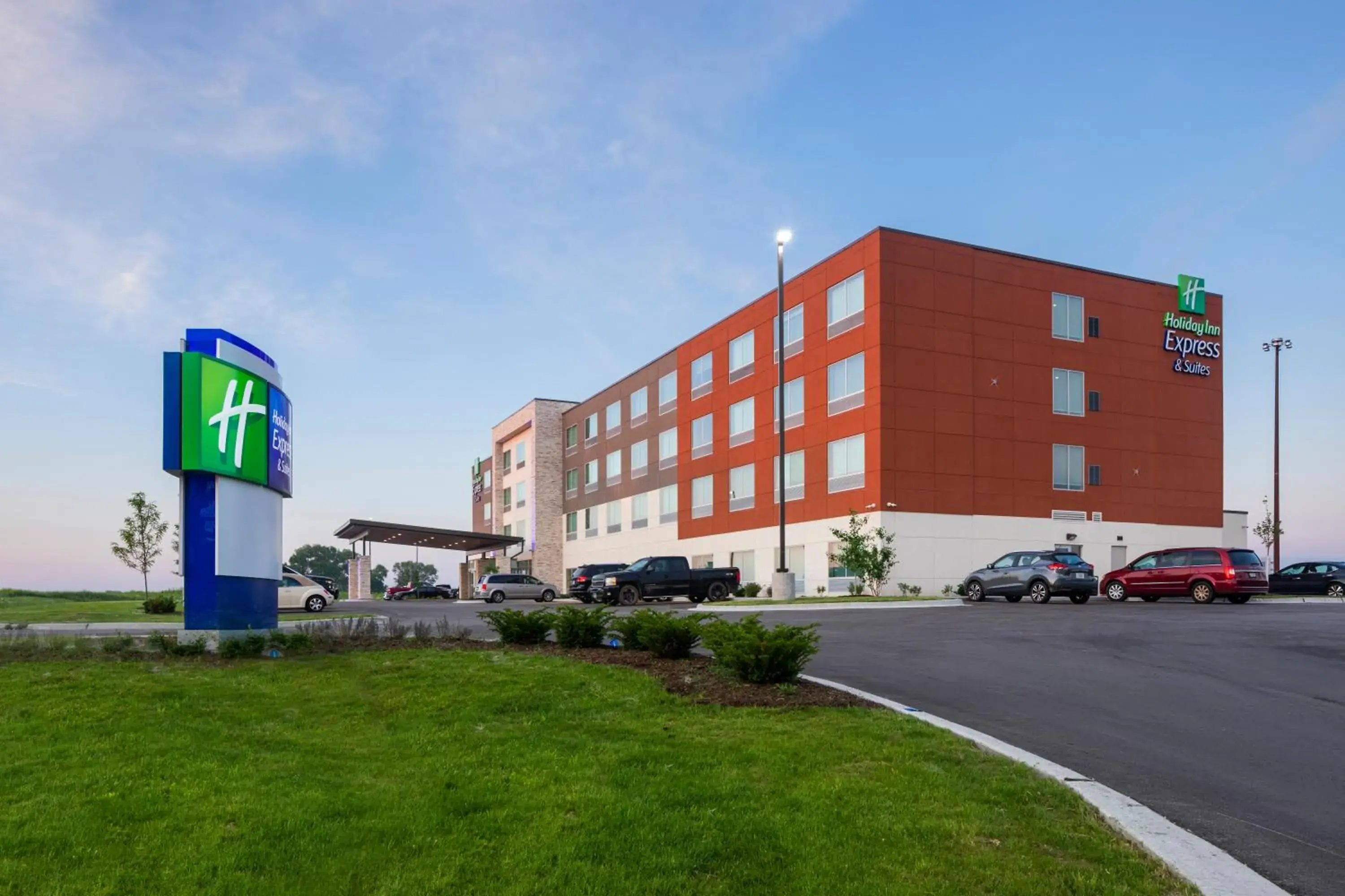 Property building in Holiday Inn Express & Suites - Bourbonnais East - Bradley by IHG Property building in Holiday Inn Express & Suites - Bourbonnais East - Bradley by IHG