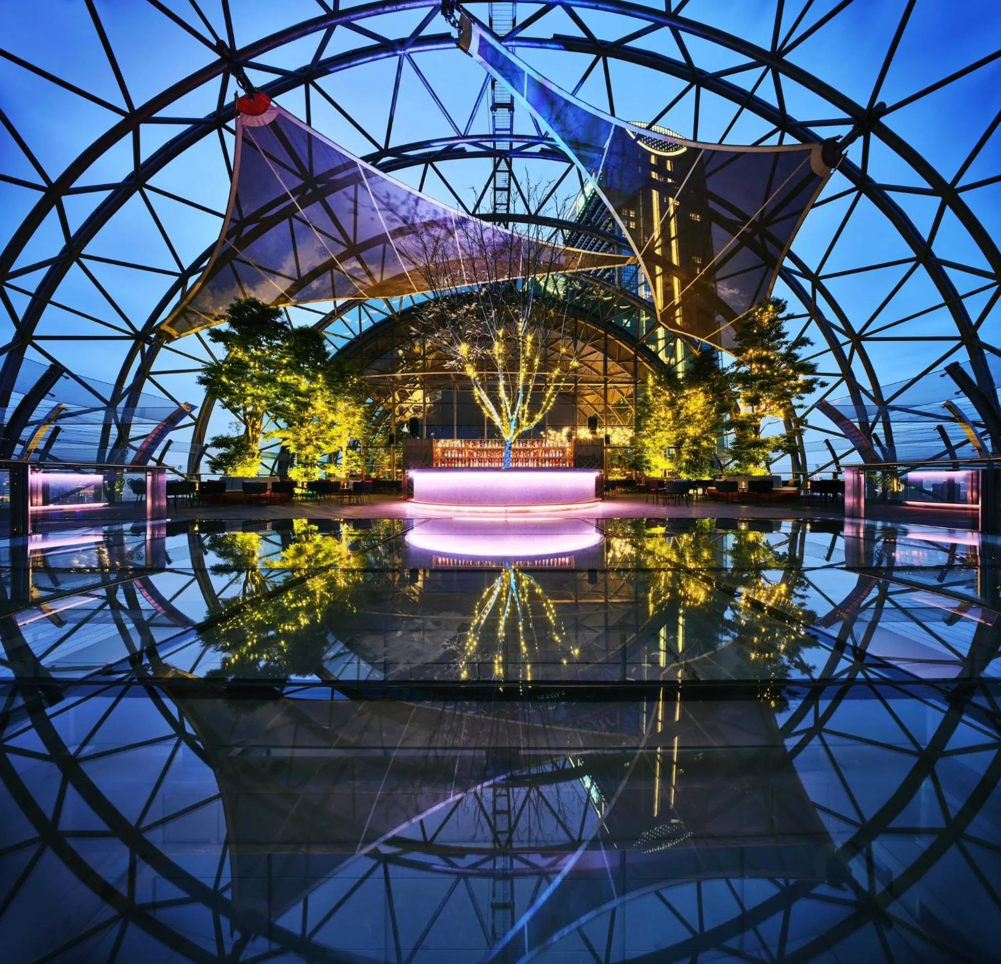 Lounge or bar in InterContinental Chongqing Raffles City by IHG