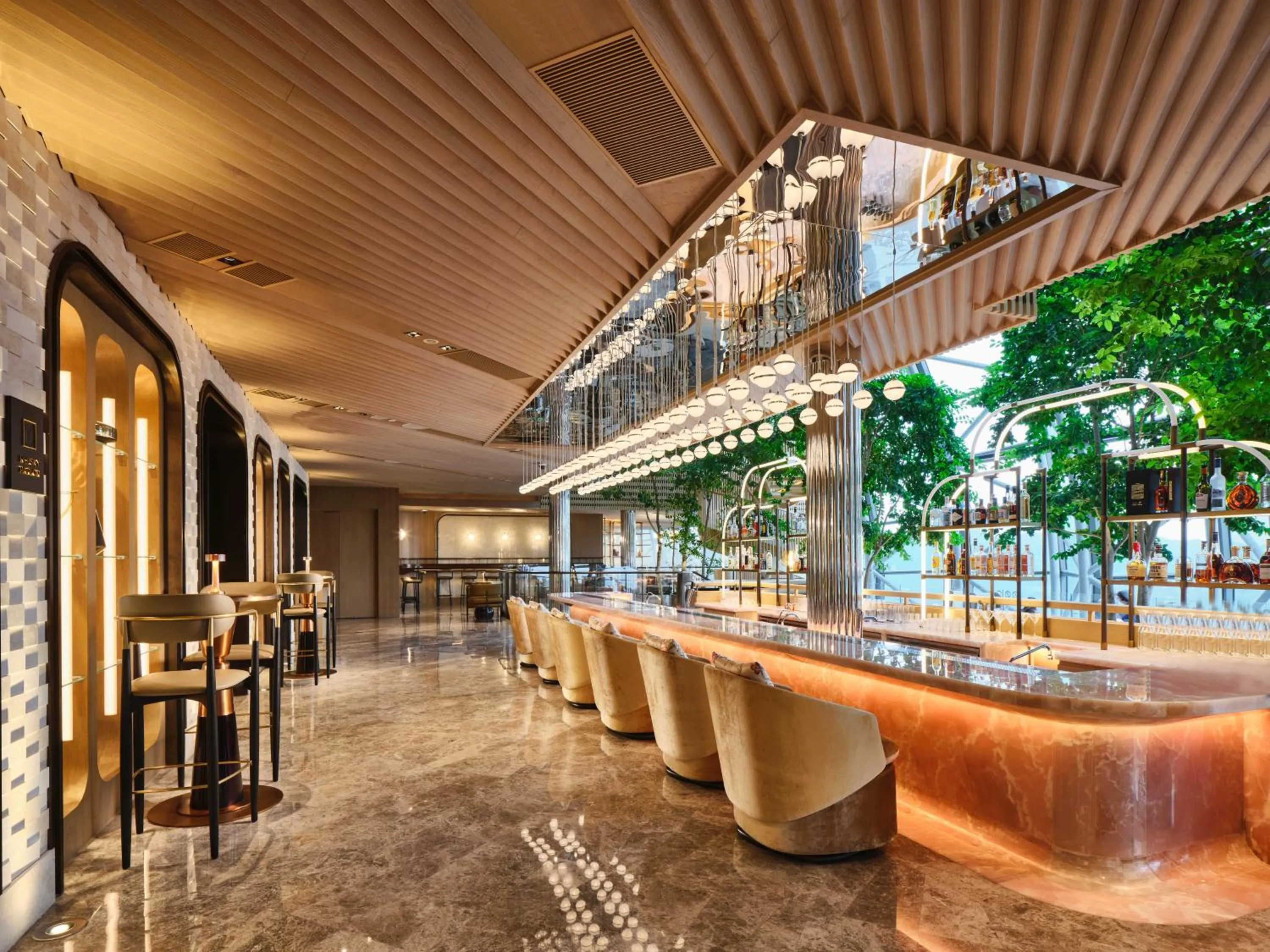 Lounge or bar in InterContinental Chongqing Raffles City by IHG