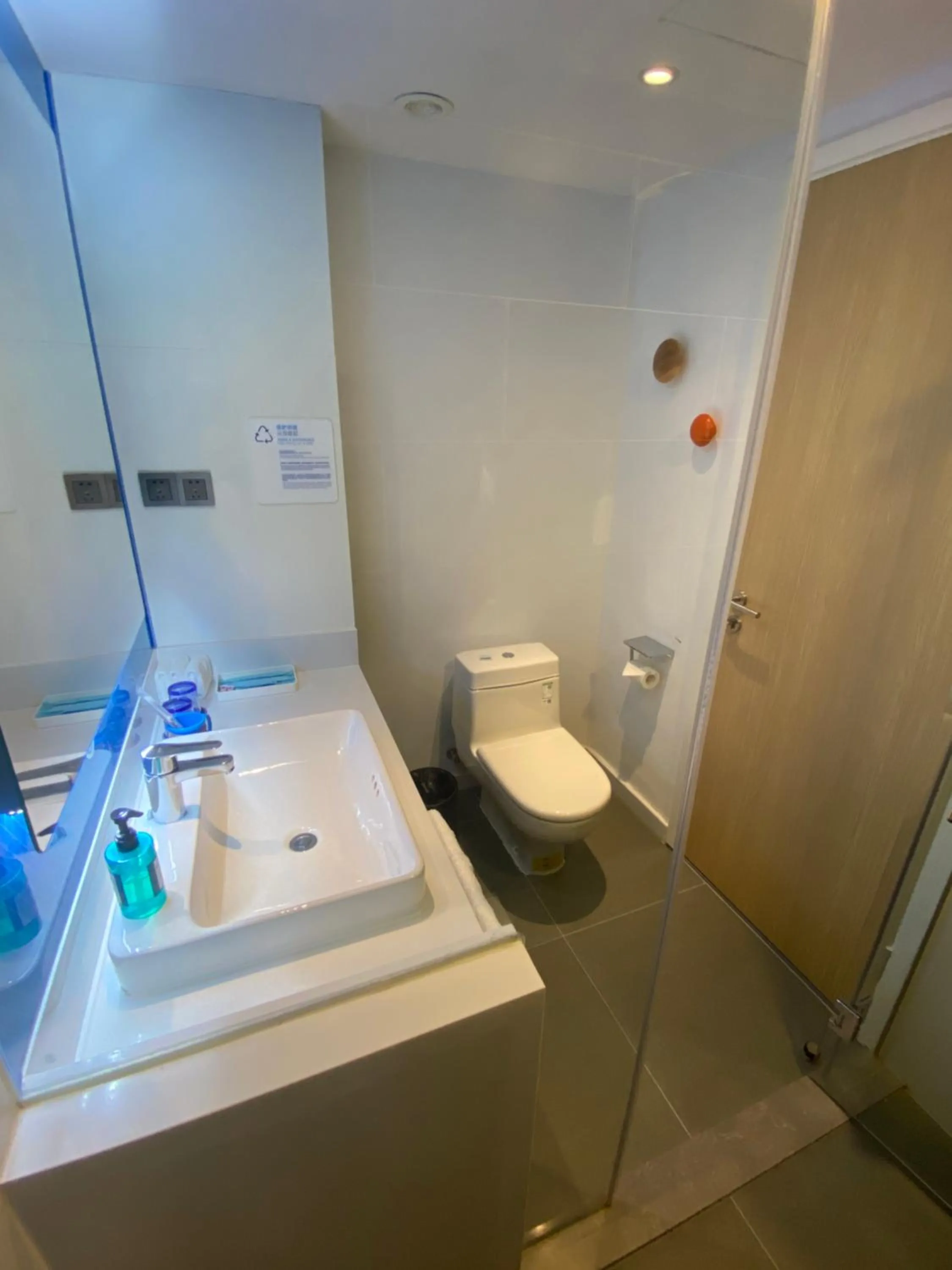 Toilet in Holiday Inn Express Hangzhou Westlake East by IHG