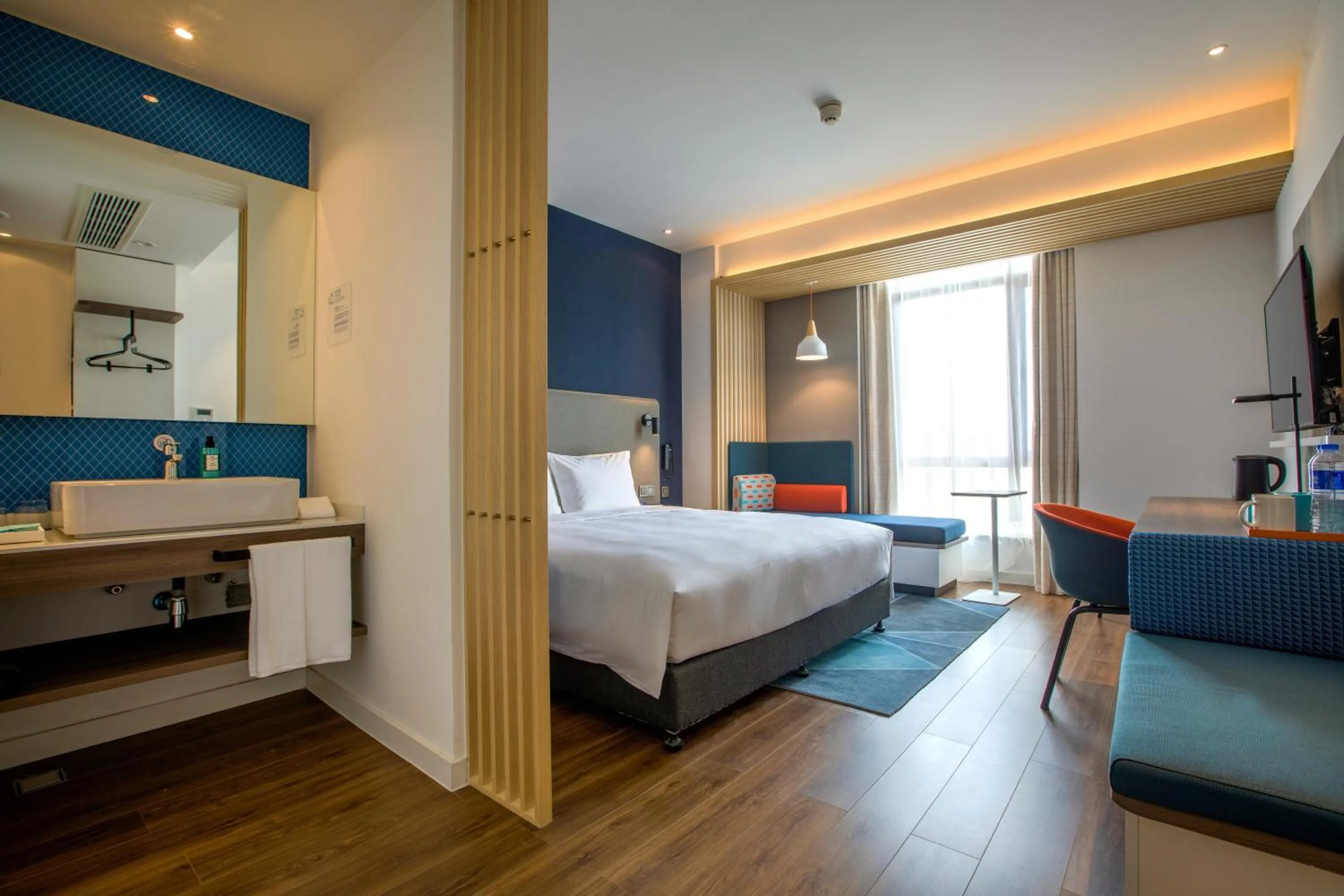 Photo of the whole room, Bed in Holiday Inn Express Zhangjiagang Free Trade Zone by IHG