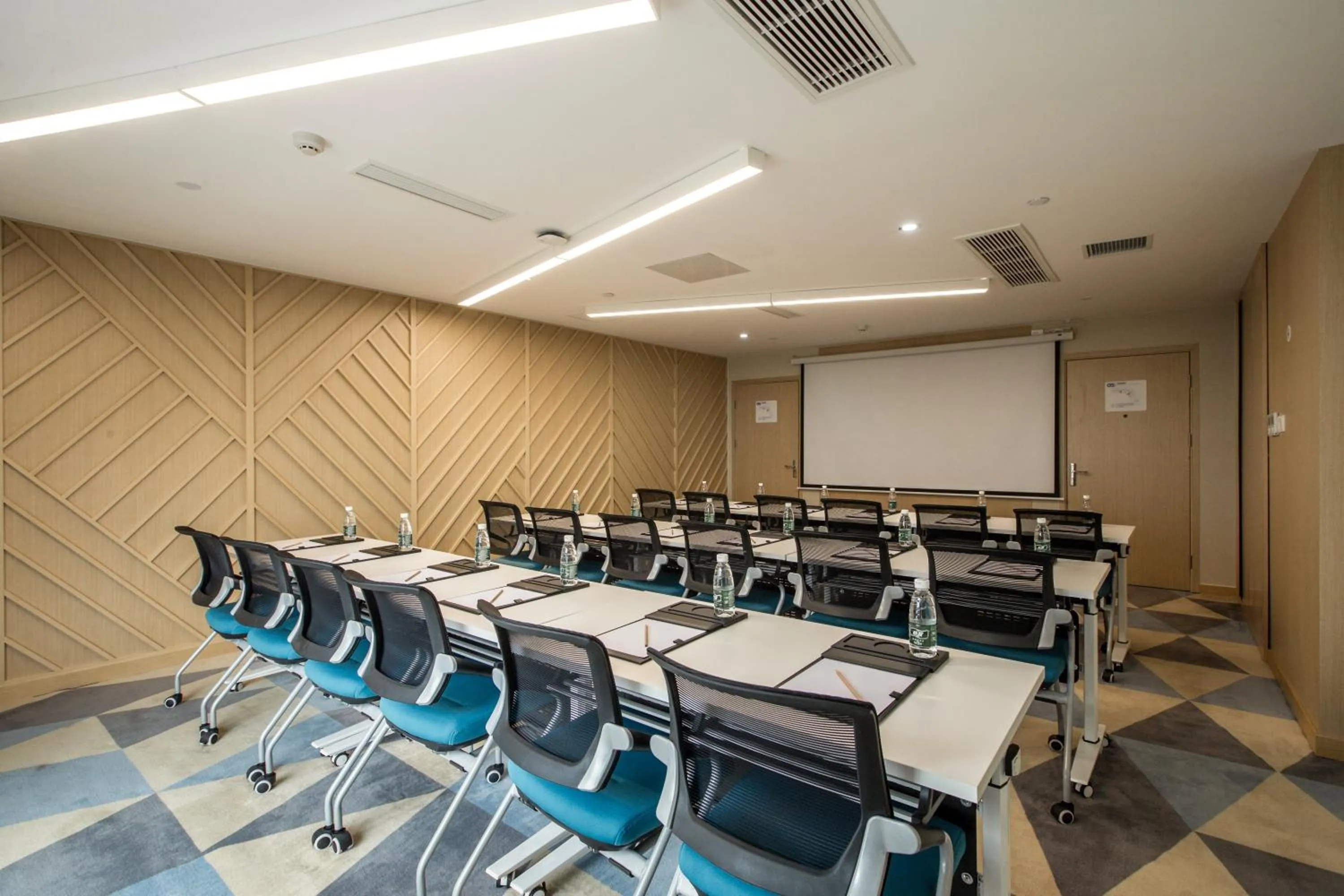Meeting/conference room in Holiday Inn Express Zhangjiagang Free Trade Zone by IHG