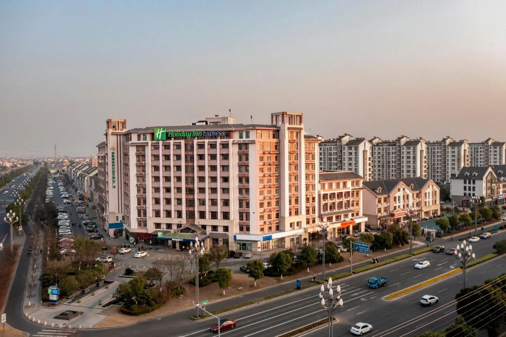 Property building in Holiday Inn Express Zhangjiagang Free Trade Zone by IHG Property building in Holiday Inn Express Zhangjiagang Free Trade Zone by IHG