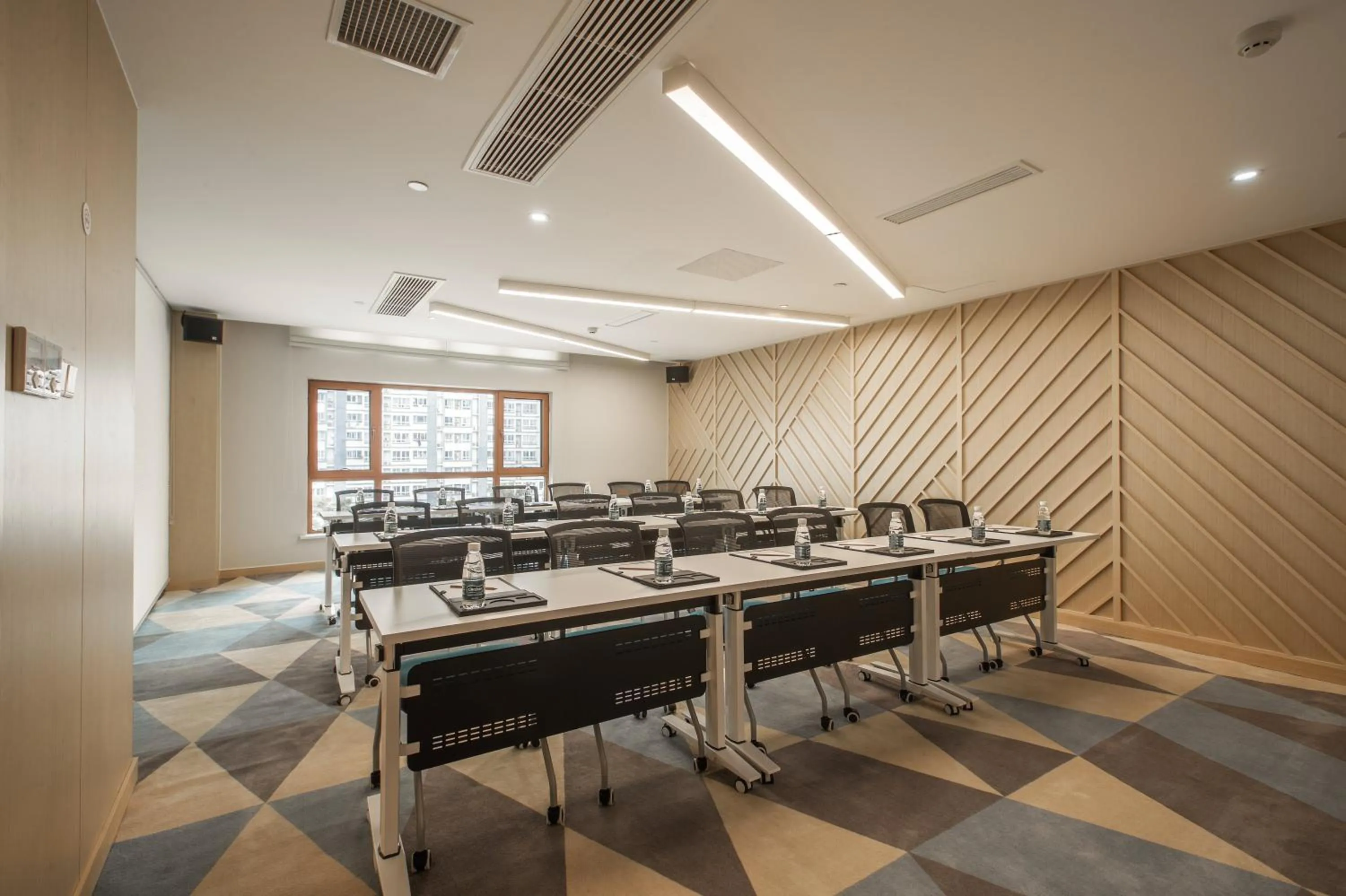 Meeting/conference room in Holiday Inn Express Zhangjiagang Free Trade Zone by IHG