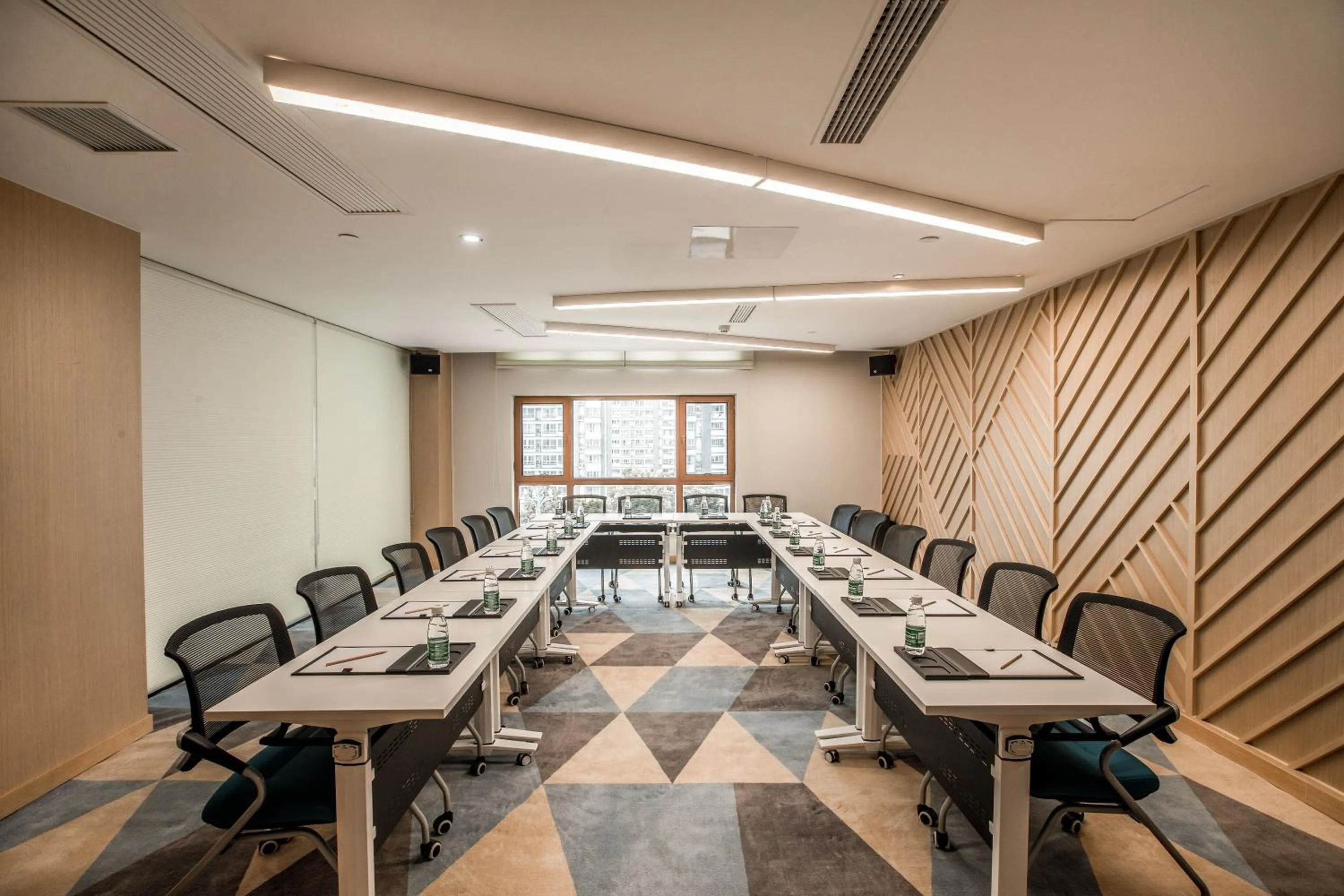 Meeting/conference room in Holiday Inn Express Zhangjiagang Free Trade Zone by IHG