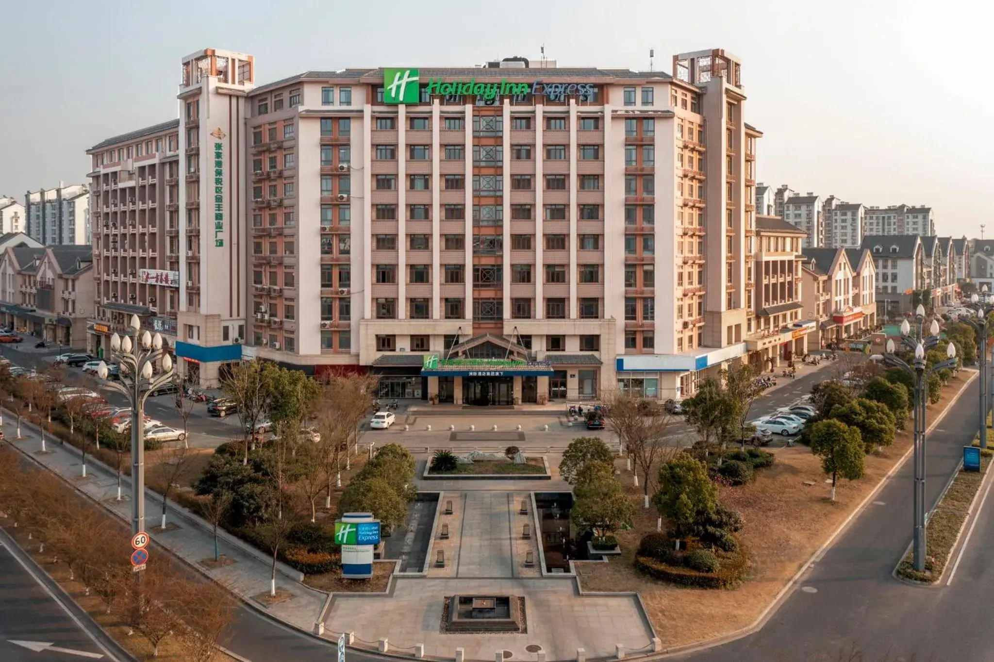 Property building in Holiday Inn Express Zhangjiagang Free Trade Zone by IHG Property building in Holiday Inn Express Zhangjiagang Free Trade Zone by IHG