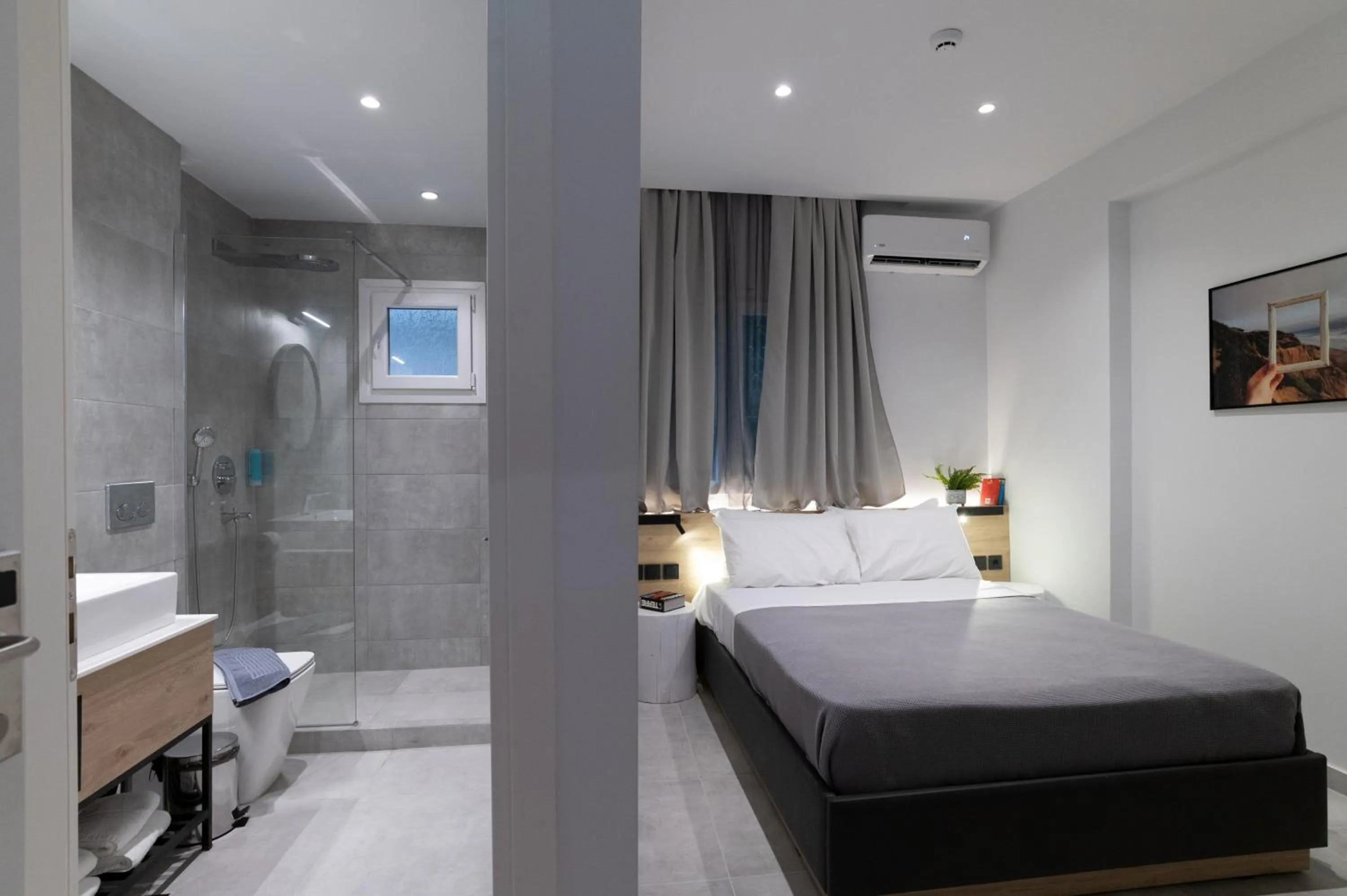 Photo of the whole room, Bed in White 9